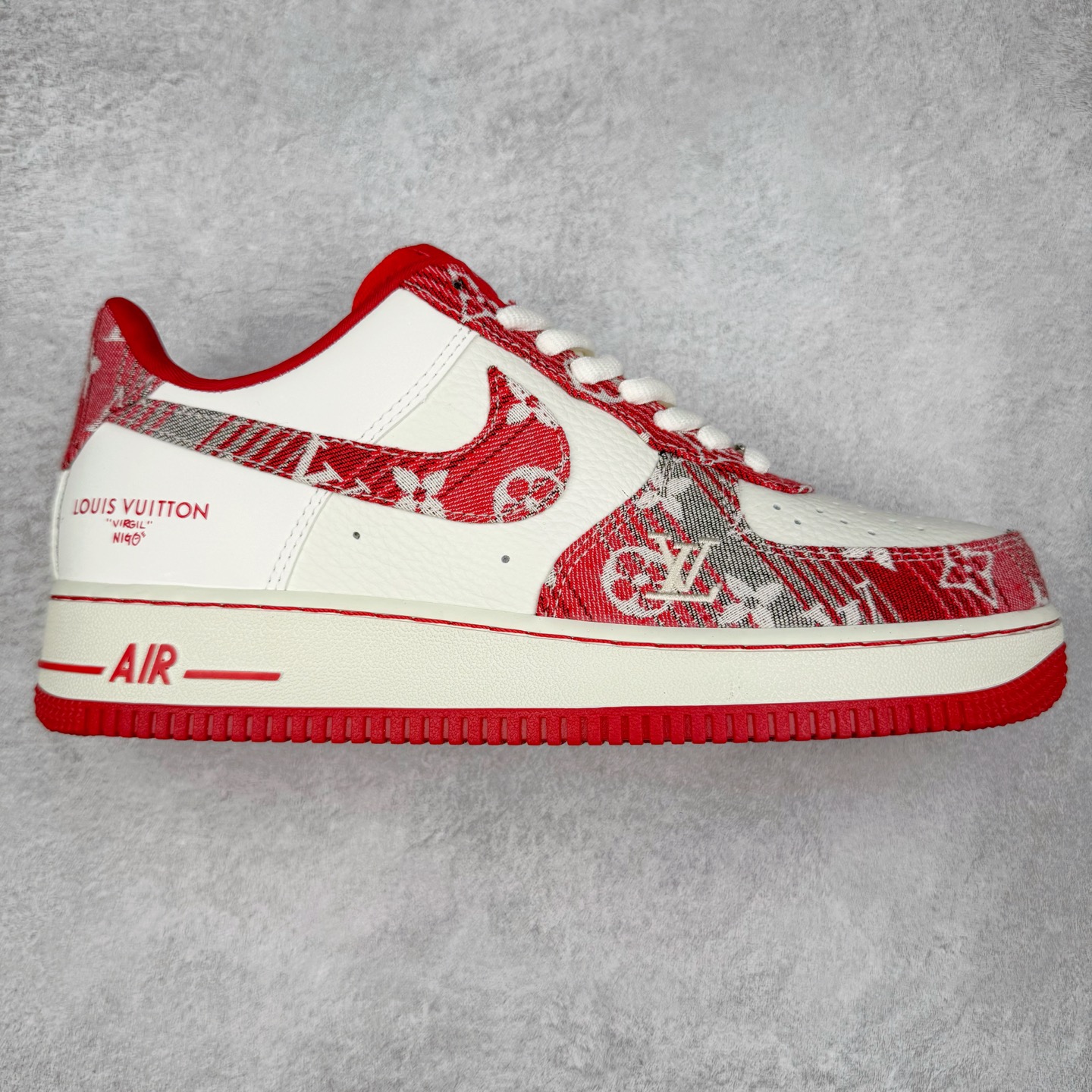 NK Air Force 1´07 Low 空军一号低帮百搭休闲运动板鞋 SC9207-541 柔软、弹性十足的缓震性能和出色的中底设计 横跨复古与现代的外型结合 造就出风靡全球 三十多年的Force 1 直到今天还深受青睐 实拍调校N版已经零色差零失真 百分百还原实物色彩所见即所得 不存在货不对板色差等低级问题 选购参考实物拍摄 不混卖不参货 只用心做好货严格选品 承诺混一赔十 尺码：36 36.5 37.5 38 38.5 39 40 40.5 41 42 42.5 43 44 44.5 45-选品中心