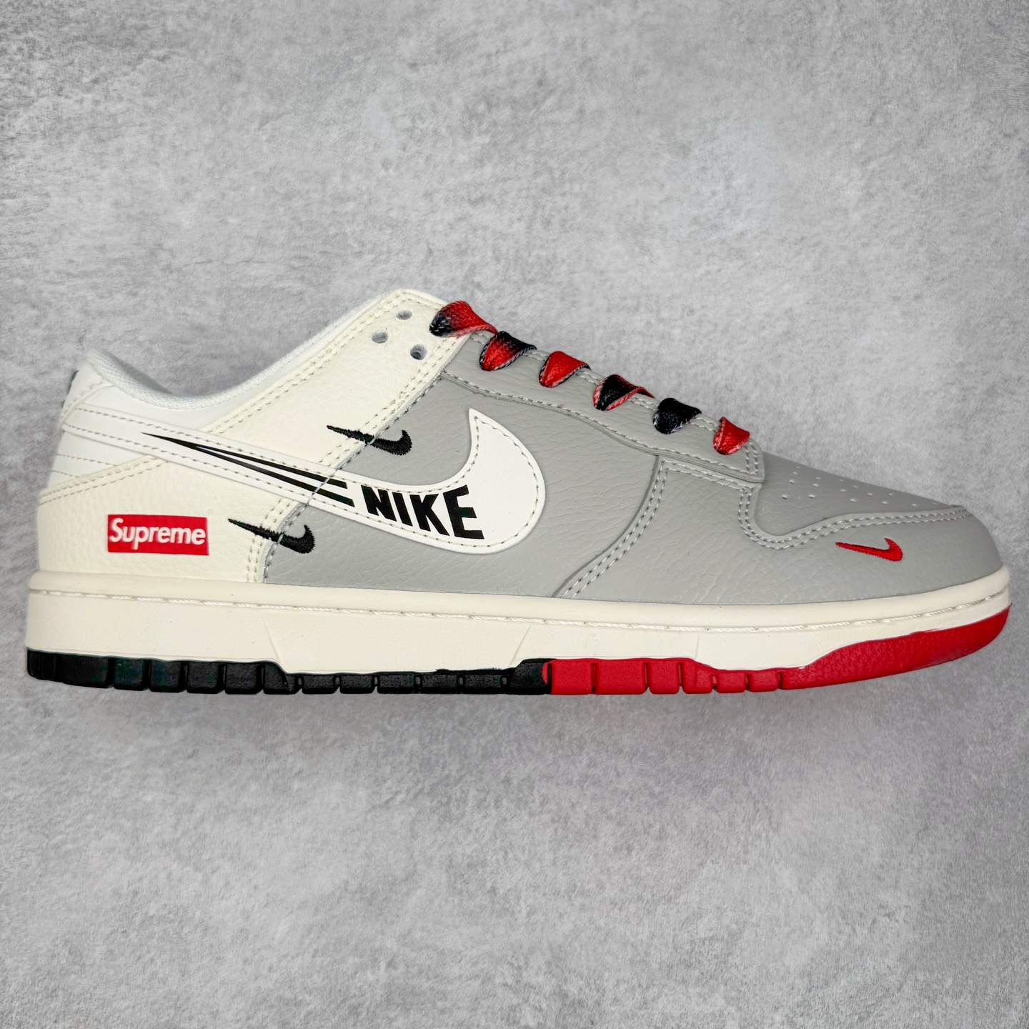 NK Dunk Low 定制配色 QW5836-010 大厂出品 极力推荐 原装头层材料 独家版型蒸餾加工帶來的是更好的视觉和脚感体验大厂纯原品质出货 清洁度 电绣工艺 皮料切割干净无任何毛边 细节完美 实拍调校N版已经零色差零失真 百分百还原实物色彩所见即所得 不存在货不对板色差等低级问题 选购参考实物拍摄 不混卖不参货 只用心做好货严格选品 承诺混一赔十 尺码：36 36.5 37.5 38 38.5 39 40 40.5 41 42 42.5 43 44 44.5 45-选品中心