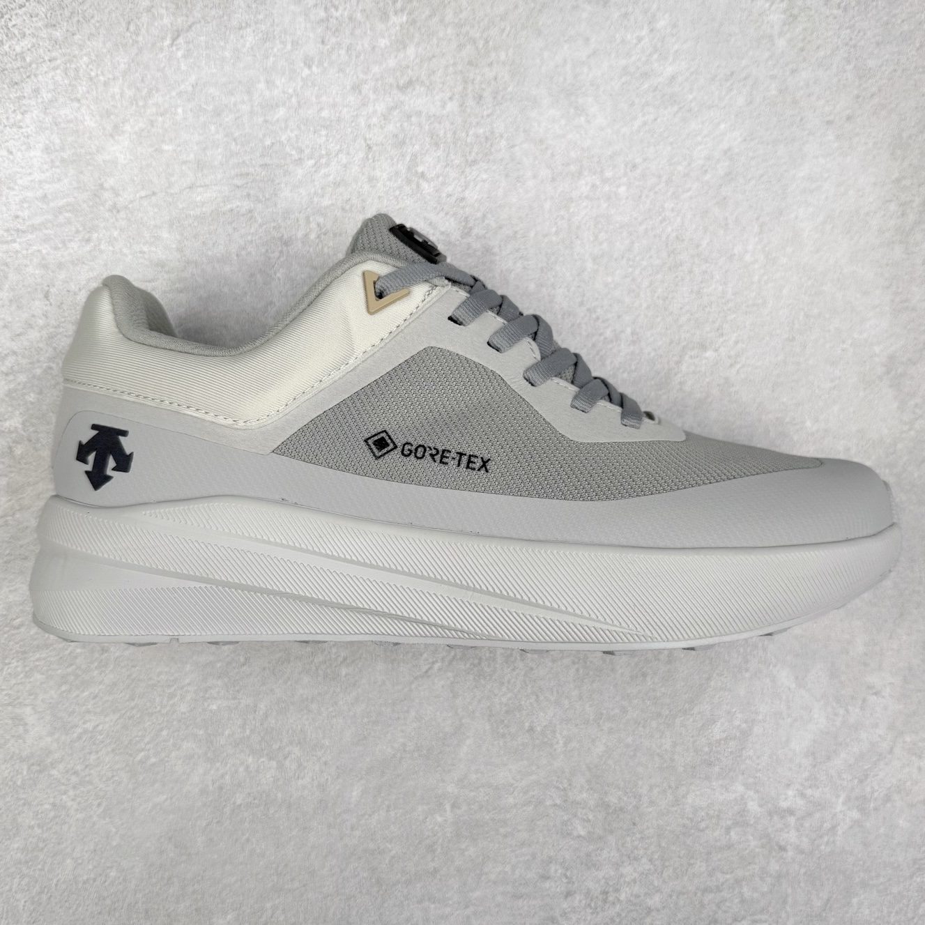 DESCENTE Dualis 迪桑特防水户外耐磨低帮生活休闲徒步登山鞋 DESCENTE（迪桑特）创立于1935年，品牌名取自法语词汇，意为“滑降”。品牌箭头标识代表滑雪的三种技术“高速直线滑行”、“穿越”和“侧滑”，也寓意品牌在打造高端专业运动产品中不断追求完美的创新精神，致力于成为中国高端专业滑雪、综训、女子、铁人三项、高尔夫的第一品牌。尺码：39 40 41 42 43 44 45-选品中心