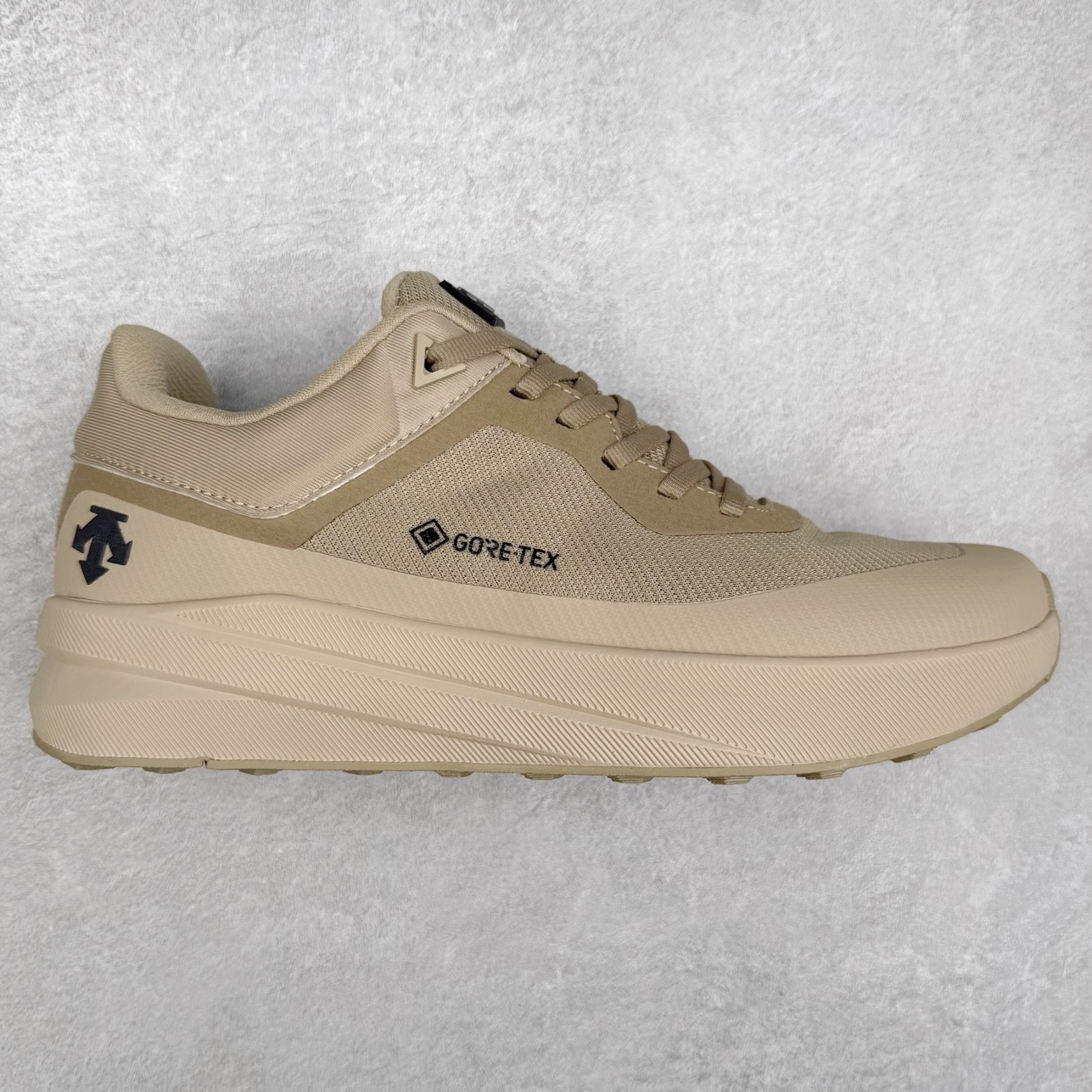 DESCENTE Dualis 迪桑特防水户外耐磨低帮生活休闲徒步登山鞋 DESCENTE（迪桑特）创立于1935年，品牌名取自法语词汇，意为“滑降”。品牌箭头标识代表滑雪的三种技术“高速直线滑行”、“穿越”和“侧滑”，也寓意品牌在打造高端专业运动产品中不断追求完美的创新精神，致力于成为中国高端专业滑雪、综训、女子、铁人三项、高尔夫的第一品牌。尺码：39 40 41 42 43 44 45-选品中心