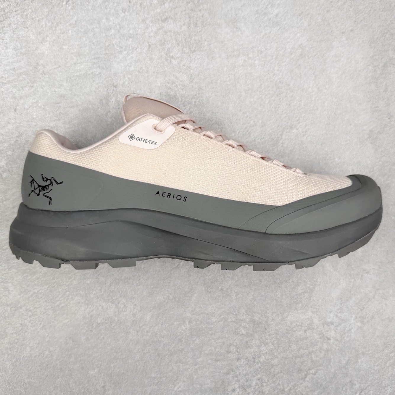 Arcteryx Aerios GTX 始祖鸟户外防水透气低帮徒步登山鞋 Arcteryx中文名始祖鸟 加拿大户外服饰品牌 1989年创立于加拿大温哥华 始祖鸟来自加拿大海岸山脉 植根高山的专业户外品牌 始终秉承对精湛设计和工艺孜孜以求的准则 从1989年创立至今 Arcteryx始终不断在产品设计与做工上不惜工本 以满足始祖鸟的标准 品质、设计以及精简的理念造就了其良好的性能 并能满足严苛环境下的使用需求 实拍调校N版已经零色差零失真 百分百还原实物色彩所见即所得 不存在货不对板色差等低级问题 选购参考实物拍摄 不混卖不参货 只用心做好货严格选品 承诺混一赔十 尺码：36 36.5 37.5 38 38.5 39 40 40.5 41 42 42.5 43 44 44.5 45-选品中心