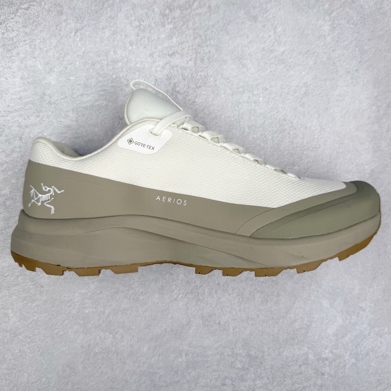 Arcteryx Aerios GTX 始祖鸟户外防水透气低帮徒步登山鞋 Arcteryx中文名始祖鸟 加拿大户外服饰品牌 1989年创立于加拿大温哥华 始祖鸟来自加拿大海岸山脉 植根高山的专业户外品牌 始终秉承对精湛设计和工艺孜孜以求的准则 从1989年创立至今 Arcteryx始终不断在产品设计与做工上不惜工本 以满足始祖鸟的标准 品质、设计以及精简的理念造就了其良好的性能 并能满足严苛环境下的使用需求 实拍调校N版已经零色差零失真 百分百还原实物色彩所见即所得 不存在货不对板色差等低级问题 选购参考实物拍摄 不混卖不参货 只用心做好货严格选品 承诺混一赔十 尺码：36 36.5 37.5 38 38.5 39 40 40.5 41 42 42.5 43 44 44.5 45-选品中心