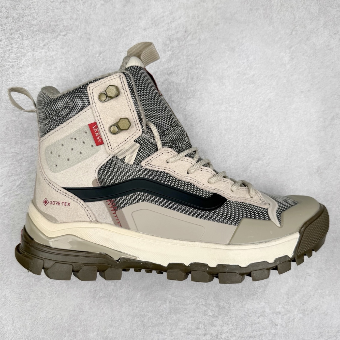 Vans UltraRange Exo Hi Gore-tex Mte-3 万斯经典百搭休闲高帮板鞋户外靴 实拍调校N版已经零色差零失真 百分百还原实物色彩所见即所得 不存在货不对板色差等低级问题 选购参考实物拍摄 不混卖不参货 只用心做好货严格选品 承诺混一赔十 尺码：36 36.5 37.5 38 38.5 39 40 40.5 41 42 42.5 43 44 44.5 45 46-选品中心