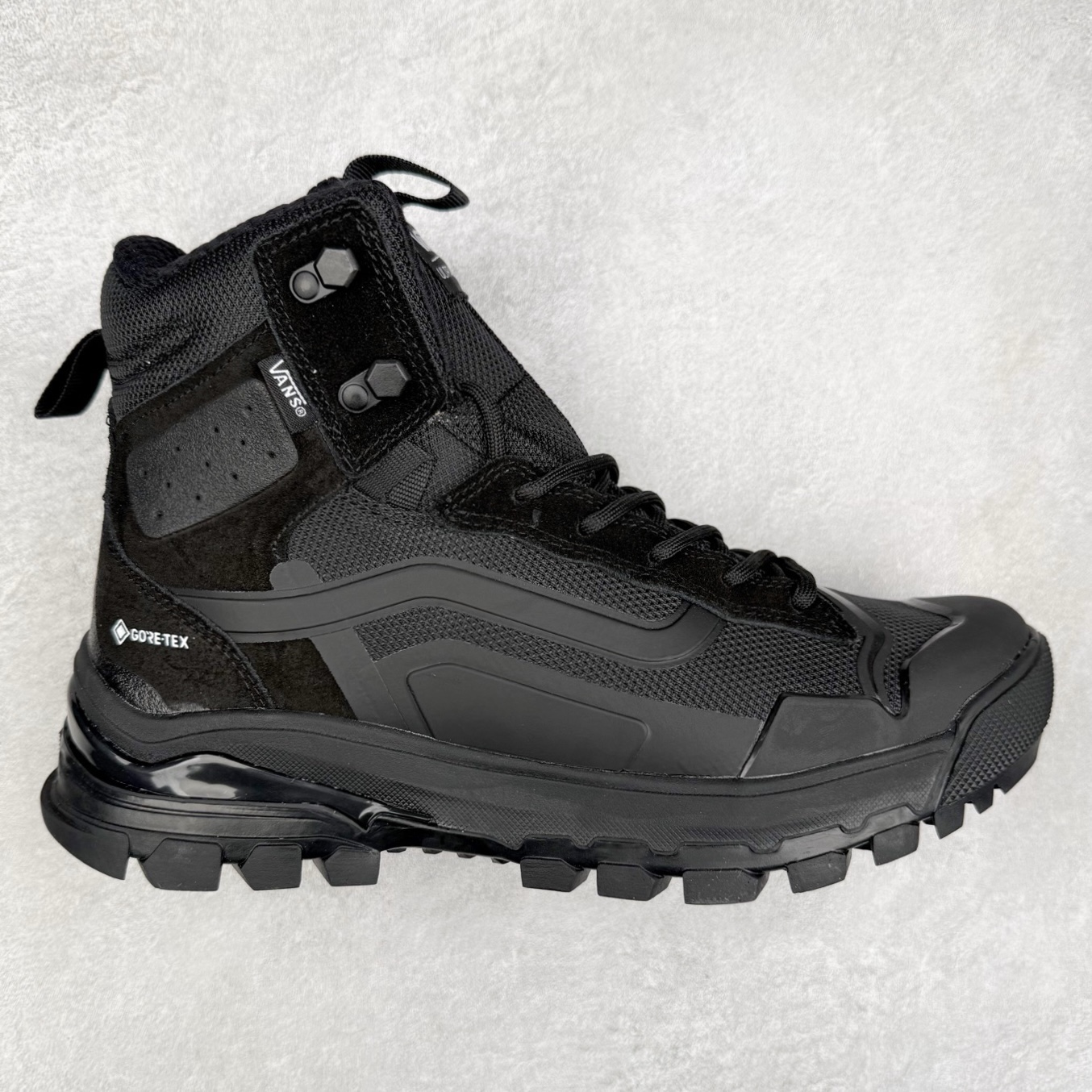 Vans UltraRange Exo Hi Gore-tex Mte-3 万斯经典百搭休闲高帮板鞋户外靴 实拍调校N版已经零色差零失真 百分百还原实物色彩所见即所得 不存在货不对板色差等低级问题 选购参考实物拍摄 不混卖不参货 只用心做好货严格选品 承诺混一赔十 尺码:36 36.5 37.5 38 38.5 39 40 40.5 41 42 42.5 43 44 44.5 45 46-选品中心