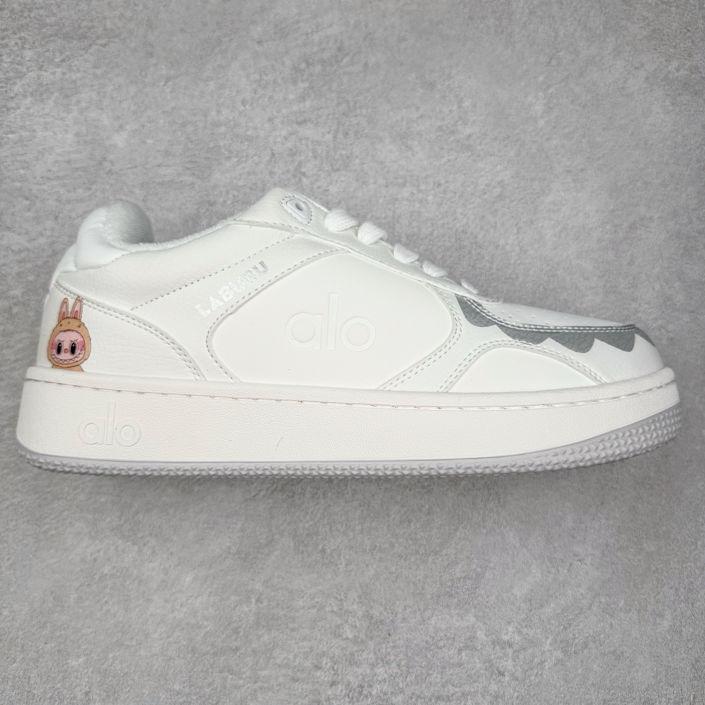 Alo yoga 易梦玲 Jisoo智秀 等多位明星同款上脚 主打各大平台外贸主推大厂采购原材料多处细节一步到位 生产细节 没得说 一款随意搭配的都好看的鞋子aIo采用增高4cm 主打熊猫色 春夏秋冬四季款 舒适简约板鞋 TPU防滑耐磨鞋底 #alo #alo女孩 #AIo #健身穿搭 #鞋子推荐 #板鞋 尺码：35 36 37 38 39 40 41 42 43 44 45-选品中心