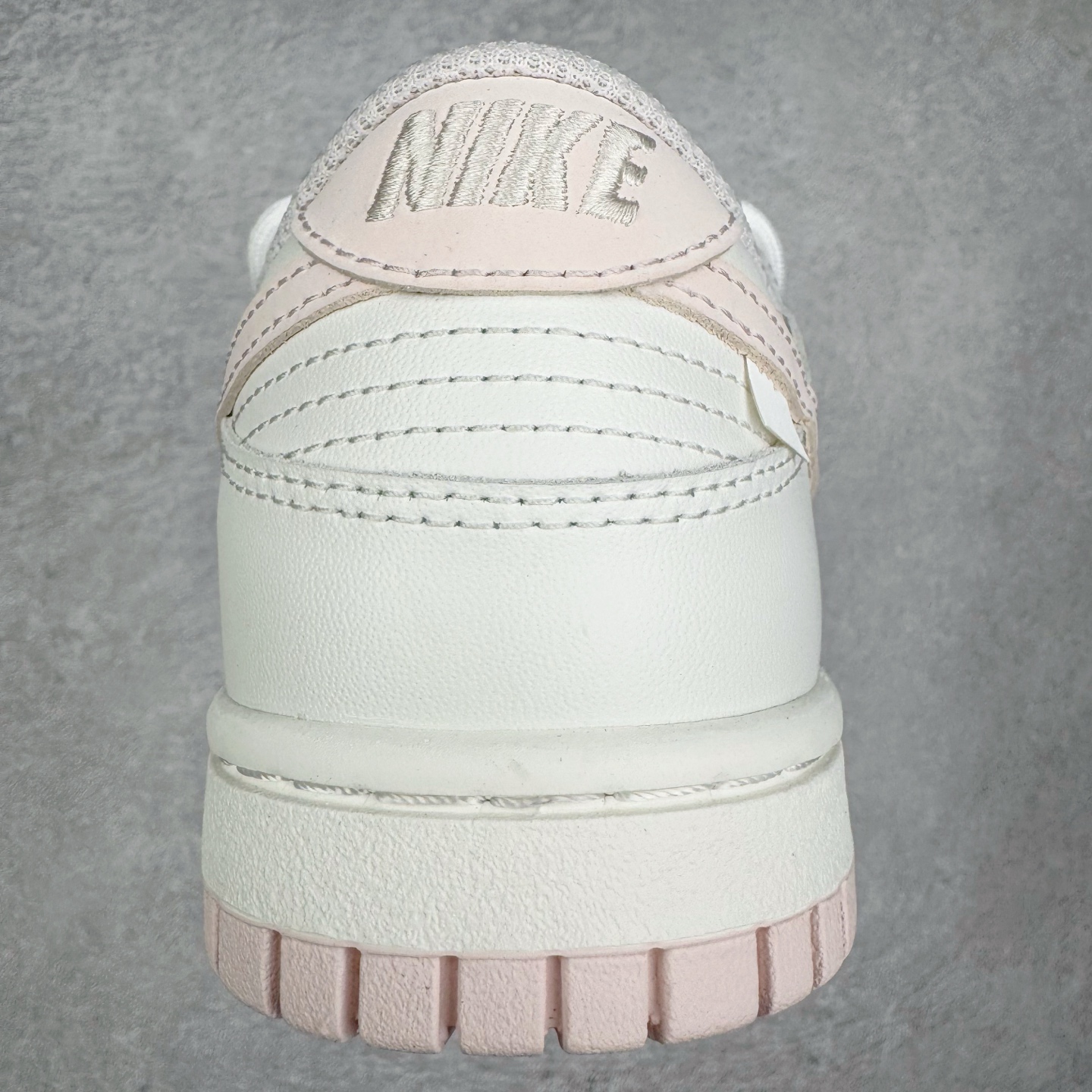 图片[8]-＃YC纯原 NK Dunk Low 杏酪凝脂 WP0510-069 鞋身纯净奶油白皮革如初雪覆面，「开心果白」吻上经典轮廓，悄然勾勒Swoosh与鞋底边界，温润粉调从钩尖蔓延，在盛夏凝脂化开甜度。一抹柔雾感鞋带串起云朵般绵软脚感，透气质感孔点缀鞋头，呼吸间皆是轻盈，恰似杏酪将凝未凝时，泛着薄纱般的浅樱粉晕。定制系列天花板 无原鞋不开发 全系列得物原鞋一比一校对开发 配色持续更新中 终端对接 优势输出 全套原厂楦头原纸板数据档案倾力打造 原汁原味莞产 极致还原 圈内最强针车工艺 高端零售指定版 广东原厂配套原盒原标 鞋盒分三个尺码段 原厂冲刀 超高清洁度 全鞋零毛边皮料切割 采用原厂百宏鞋带以及原厂百宏织唛舌标 内标可供原厂几率过验 进口原装条纹中底布 四线拉帮白色点胶 原厂拉帮手法遵循公司 原厂电绣 极致还原 尺码：36 36.5 37.5 38 38.5 39 40 40.5 41 42 42.5 43 44 44.5 45 46-选品中心