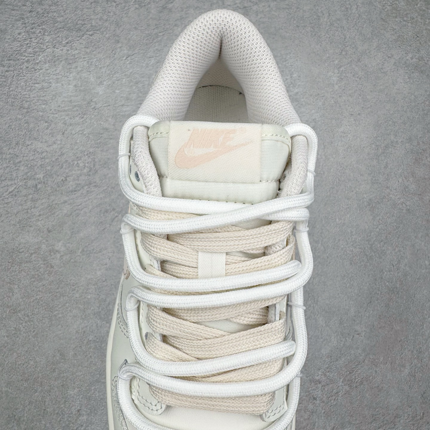 图片[5]-＃YC纯原 NK Dunk Low 杏酪凝脂 WP0510-069 鞋身纯净奶油白皮革如初雪覆面，「开心果白」吻上经典轮廓，悄然勾勒Swoosh与鞋底边界，温润粉调从钩尖蔓延，在盛夏凝脂化开甜度。一抹柔雾感鞋带串起云朵般绵软脚感，透气质感孔点缀鞋头，呼吸间皆是轻盈，恰似杏酪将凝未凝时，泛着薄纱般的浅樱粉晕。定制系列天花板 无原鞋不开发 全系列得物原鞋一比一校对开发 配色持续更新中 终端对接 优势输出 全套原厂楦头原纸板数据档案倾力打造 原汁原味莞产 极致还原 圈内最强针车工艺 高端零售指定版 广东原厂配套原盒原标 鞋盒分三个尺码段 原厂冲刀 超高清洁度 全鞋零毛边皮料切割 采用原厂百宏鞋带以及原厂百宏织唛舌标 内标可供原厂几率过验 进口原装条纹中底布 四线拉帮白色点胶 原厂拉帮手法遵循公司 原厂电绣 极致还原 尺码：36 36.5 37.5 38 38.5 39 40 40.5 41 42 42.5 43 44 44.5 45 46-选品中心