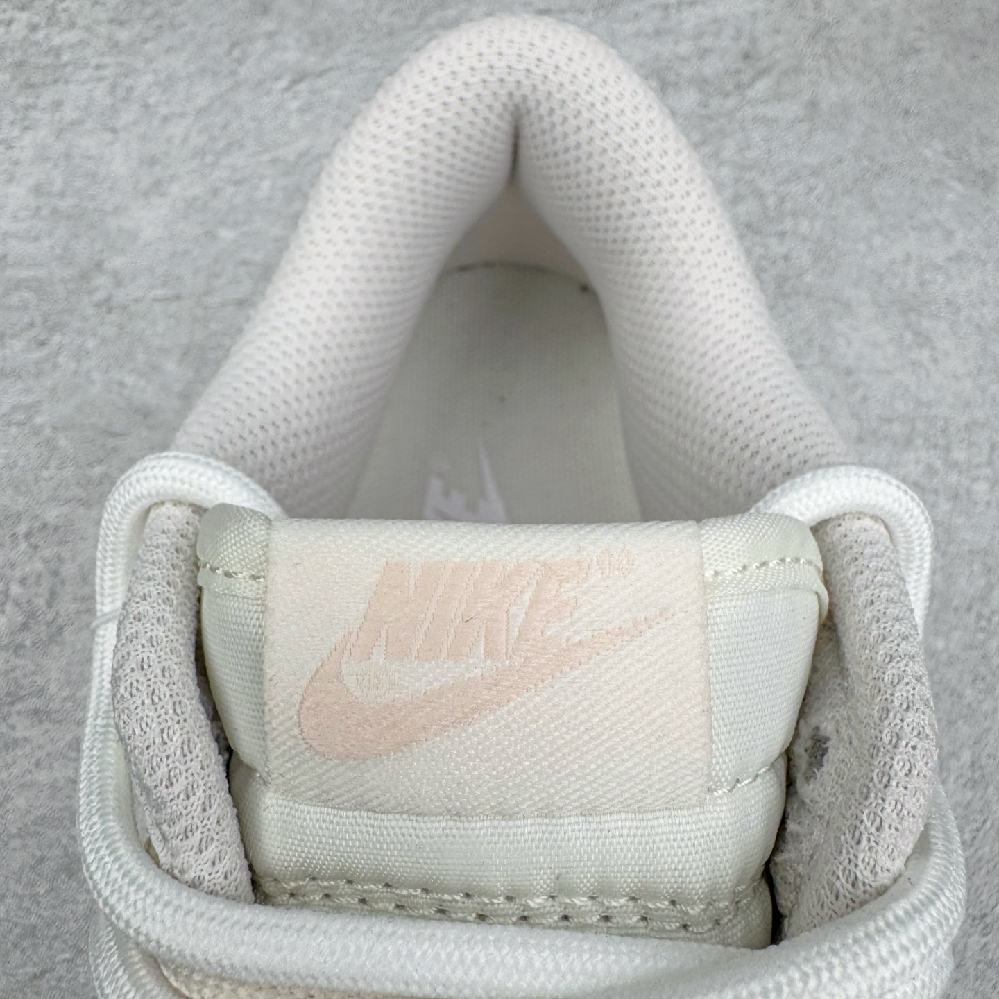 图片[13]-＃YC纯原 NK Dunk Low 杏酪凝脂 WP0510-069 鞋身纯净奶油白皮革如初雪覆面，「开心果白」吻上经典轮廓，悄然勾勒Swoosh与鞋底边界，温润粉调从钩尖蔓延，在盛夏凝脂化开甜度。一抹柔雾感鞋带串起云朵般绵软脚感，透气质感孔点缀鞋头，呼吸间皆是轻盈，恰似杏酪将凝未凝时，泛着薄纱般的浅樱粉晕。定制系列天花板 无原鞋不开发 全系列得物原鞋一比一校对开发 配色持续更新中 终端对接 优势输出 全套原厂楦头原纸板数据档案倾力打造 原汁原味莞产 极致还原 圈内最强针车工艺 高端零售指定版 广东原厂配套原盒原标 鞋盒分三个尺码段 原厂冲刀 超高清洁度 全鞋零毛边皮料切割 采用原厂百宏鞋带以及原厂百宏织唛舌标 内标可供原厂几率过验 进口原装条纹中底布 四线拉帮白色点胶 原厂拉帮手法遵循公司 原厂电绣 极致还原 尺码：36 36.5 37.5 38 38.5 39 40 40.5 41 42 42.5 43 44 44.5 45 46-选品中心