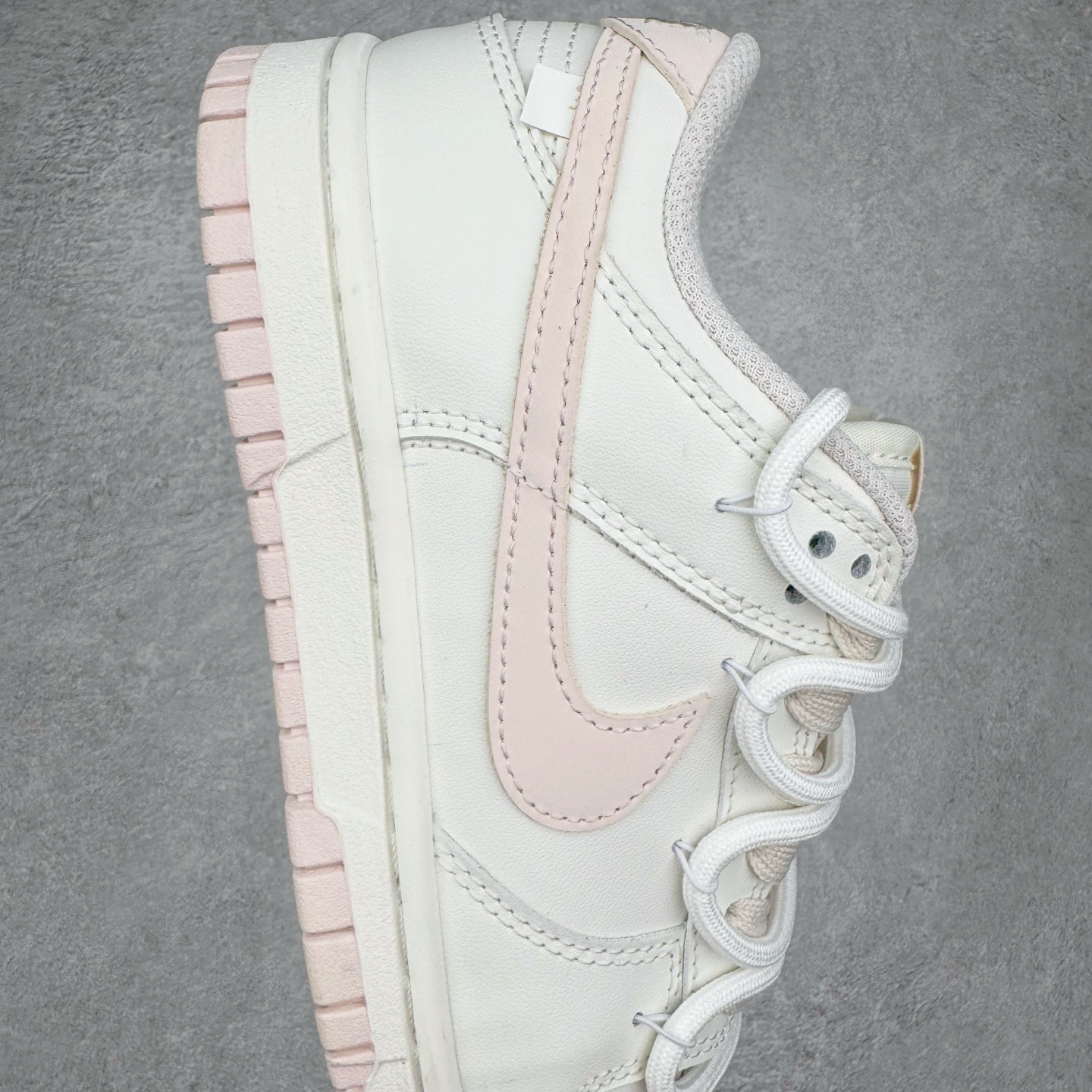 图片[6]-＃YC纯原 NK Dunk Low 杏酪凝脂 WP0510-069 鞋身纯净奶油白皮革如初雪覆面，「开心果白」吻上经典轮廓，悄然勾勒Swoosh与鞋底边界，温润粉调从钩尖蔓延，在盛夏凝脂化开甜度。一抹柔雾感鞋带串起云朵般绵软脚感，透气质感孔点缀鞋头，呼吸间皆是轻盈，恰似杏酪将凝未凝时，泛着薄纱般的浅樱粉晕。定制系列天花板 无原鞋不开发 全系列得物原鞋一比一校对开发 配色持续更新中 终端对接 优势输出 全套原厂楦头原纸板数据档案倾力打造 原汁原味莞产 极致还原 圈内最强针车工艺 高端零售指定版 广东原厂配套原盒原标 鞋盒分三个尺码段 原厂冲刀 超高清洁度 全鞋零毛边皮料切割 采用原厂百宏鞋带以及原厂百宏织唛舌标 内标可供原厂几率过验 进口原装条纹中底布 四线拉帮白色点胶 原厂拉帮手法遵循公司 原厂电绣 极致还原 尺码：36 36.5 37.5 38 38.5 39 40 40.5 41 42 42.5 43 44 44.5 45 46-选品中心