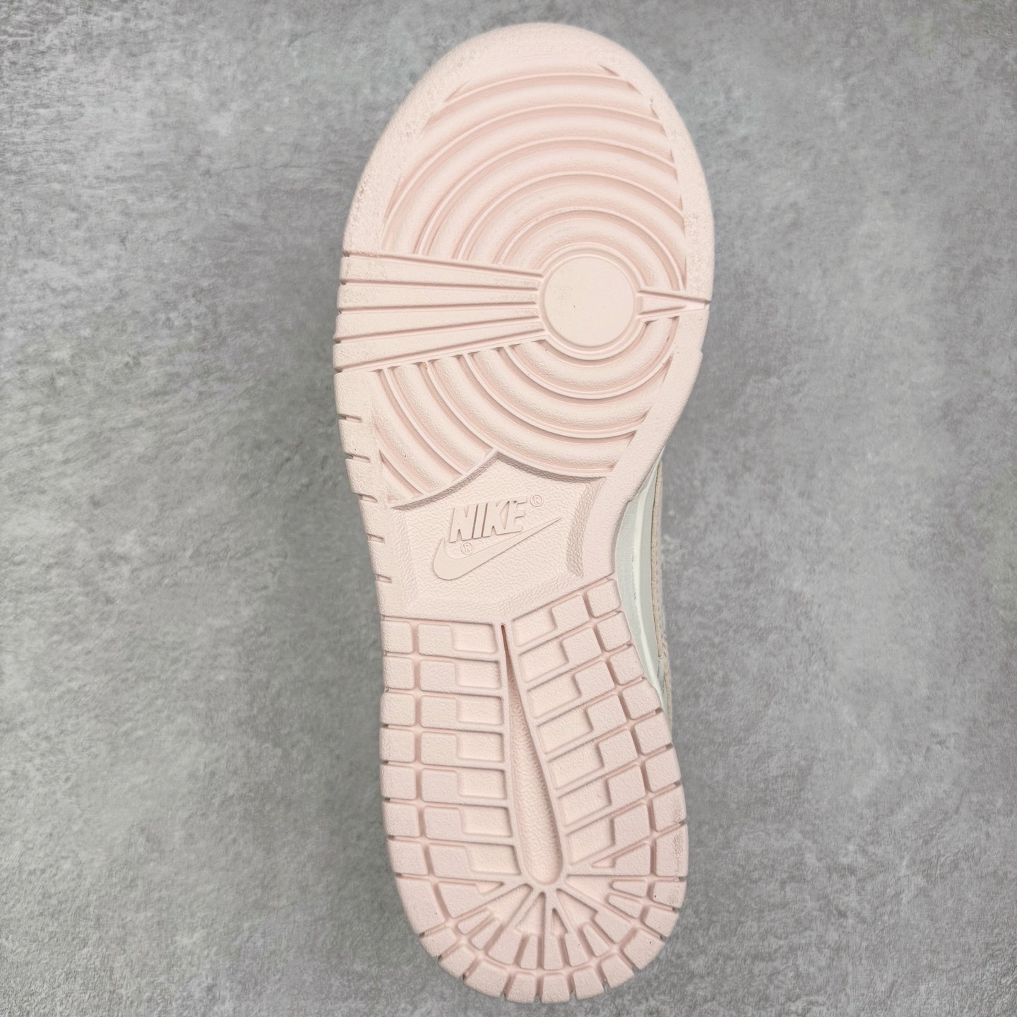 图片[9]-＃YC纯原 NK Dunk Low 杏酪凝脂 WP0510-069 鞋身纯净奶油白皮革如初雪覆面，「开心果白」吻上经典轮廓，悄然勾勒Swoosh与鞋底边界，温润粉调从钩尖蔓延，在盛夏凝脂化开甜度。一抹柔雾感鞋带串起云朵般绵软脚感，透气质感孔点缀鞋头，呼吸间皆是轻盈，恰似杏酪将凝未凝时，泛着薄纱般的浅樱粉晕。定制系列天花板 无原鞋不开发 全系列得物原鞋一比一校对开发 配色持续更新中 终端对接 优势输出 全套原厂楦头原纸板数据档案倾力打造 原汁原味莞产 极致还原 圈内最强针车工艺 高端零售指定版 广东原厂配套原盒原标 鞋盒分三个尺码段 原厂冲刀 超高清洁度 全鞋零毛边皮料切割 采用原厂百宏鞋带以及原厂百宏织唛舌标 内标可供原厂几率过验 进口原装条纹中底布 四线拉帮白色点胶 原厂拉帮手法遵循公司 原厂电绣 极致还原 尺码：36 36.5 37.5 38 38.5 39 40 40.5 41 42 42.5 43 44 44.5 45 46-选品中心