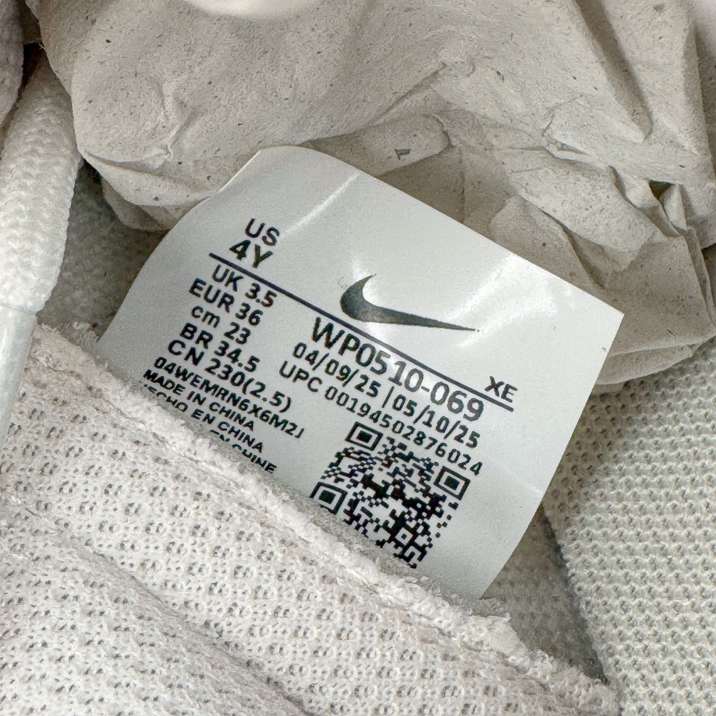 图片[12]-＃YC纯原 NK Dunk Low 杏酪凝脂 WP0510-069 鞋身纯净奶油白皮革如初雪覆面，「开心果白」吻上经典轮廓，悄然勾勒Swoosh与鞋底边界，温润粉调从钩尖蔓延，在盛夏凝脂化开甜度。一抹柔雾感鞋带串起云朵般绵软脚感，透气质感孔点缀鞋头，呼吸间皆是轻盈，恰似杏酪将凝未凝时，泛着薄纱般的浅樱粉晕。定制系列天花板 无原鞋不开发 全系列得物原鞋一比一校对开发 配色持续更新中 终端对接 优势输出 全套原厂楦头原纸板数据档案倾力打造 原汁原味莞产 极致还原 圈内最强针车工艺 高端零售指定版 广东原厂配套原盒原标 鞋盒分三个尺码段 原厂冲刀 超高清洁度 全鞋零毛边皮料切割 采用原厂百宏鞋带以及原厂百宏织唛舌标 内标可供原厂几率过验 进口原装条纹中底布 四线拉帮白色点胶 原厂拉帮手法遵循公司 原厂电绣 极致还原 尺码：36 36.5 37.5 38 38.5 39 40 40.5 41 42 42.5 43 44 44.5 45 46-选品中心