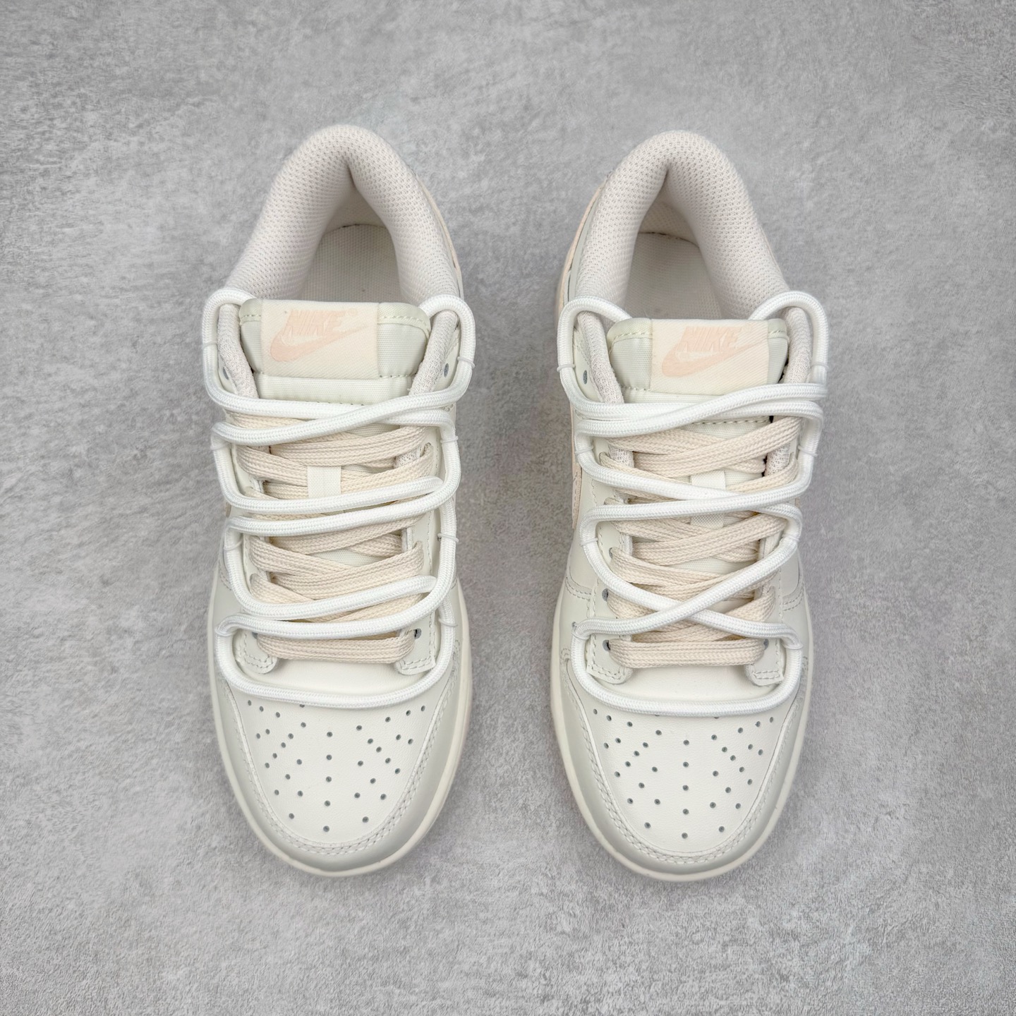 图片[2]-＃YC纯原 NK Dunk Low 杏酪凝脂 WP0510-069 鞋身纯净奶油白皮革如初雪覆面，「开心果白」吻上经典轮廓，悄然勾勒Swoosh与鞋底边界，温润粉调从钩尖蔓延，在盛夏凝脂化开甜度。一抹柔雾感鞋带串起云朵般绵软脚感，透气质感孔点缀鞋头，呼吸间皆是轻盈，恰似杏酪将凝未凝时，泛着薄纱般的浅樱粉晕。定制系列天花板 无原鞋不开发 全系列得物原鞋一比一校对开发 配色持续更新中 终端对接 优势输出 全套原厂楦头原纸板数据档案倾力打造 原汁原味莞产 极致还原 圈内最强针车工艺 高端零售指定版 广东原厂配套原盒原标 鞋盒分三个尺码段 原厂冲刀 超高清洁度 全鞋零毛边皮料切割 采用原厂百宏鞋带以及原厂百宏织唛舌标 内标可供原厂几率过验 进口原装条纹中底布 四线拉帮白色点胶 原厂拉帮手法遵循公司 原厂电绣 极致还原 尺码：36 36.5 37.5 38 38.5 39 40 40.5 41 42 42.5 43 44 44.5 45 46-选品中心