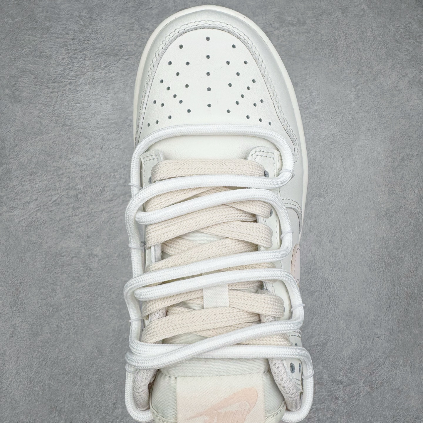 图片[4]-＃YC纯原 NK Dunk Low 杏酪凝脂 WP0510-069 鞋身纯净奶油白皮革如初雪覆面，「开心果白」吻上经典轮廓，悄然勾勒Swoosh与鞋底边界，温润粉调从钩尖蔓延，在盛夏凝脂化开甜度。一抹柔雾感鞋带串起云朵般绵软脚感，透气质感孔点缀鞋头，呼吸间皆是轻盈，恰似杏酪将凝未凝时，泛着薄纱般的浅樱粉晕。定制系列天花板 无原鞋不开发 全系列得物原鞋一比一校对开发 配色持续更新中 终端对接 优势输出 全套原厂楦头原纸板数据档案倾力打造 原汁原味莞产 极致还原 圈内最强针车工艺 高端零售指定版 广东原厂配套原盒原标 鞋盒分三个尺码段 原厂冲刀 超高清洁度 全鞋零毛边皮料切割 采用原厂百宏鞋带以及原厂百宏织唛舌标 内标可供原厂几率过验 进口原装条纹中底布 四线拉帮白色点胶 原厂拉帮手法遵循公司 原厂电绣 极致还原 尺码：36 36.5 37.5 38 38.5 39 40 40.5 41 42 42.5 43 44 44.5 45 46-选品中心