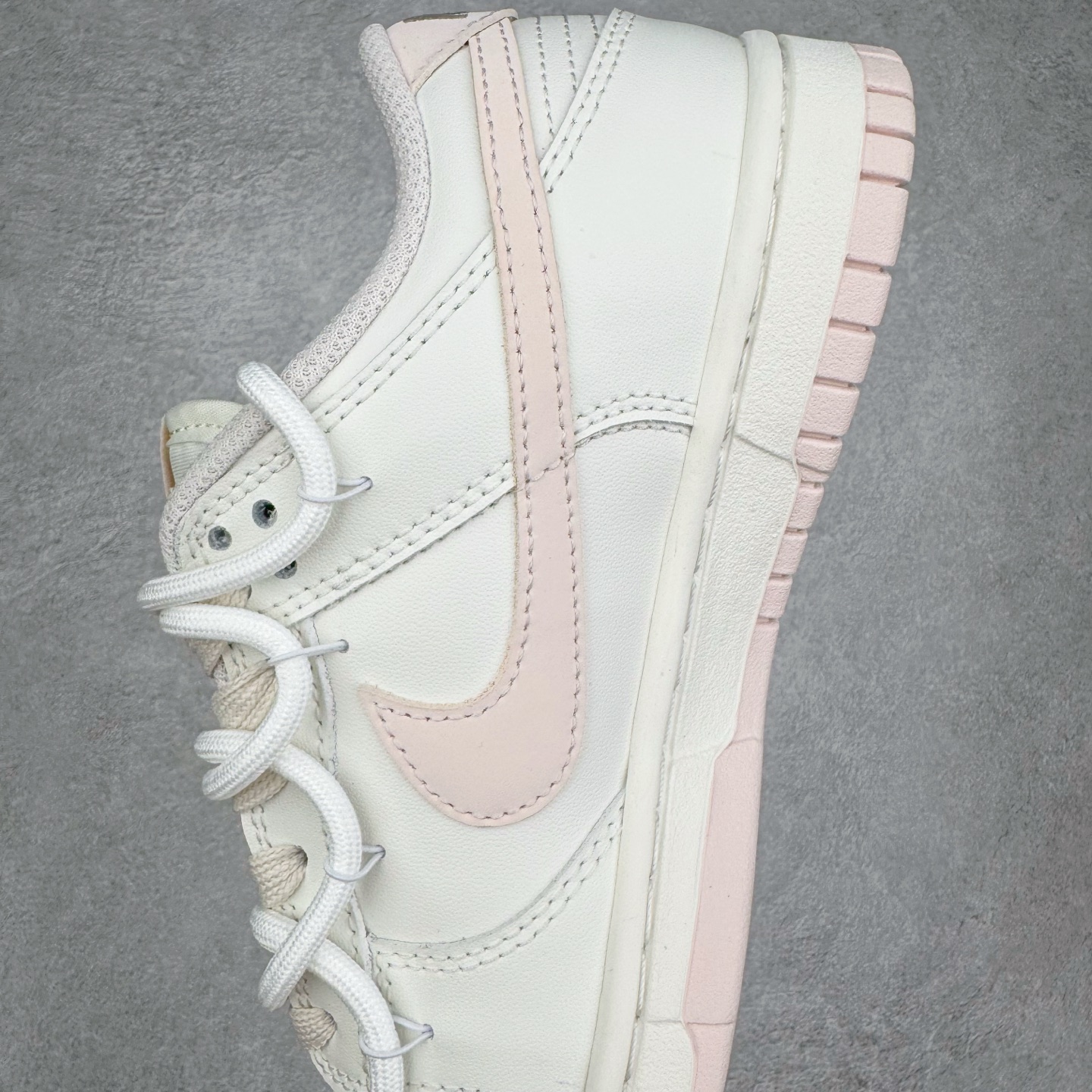 图片[7]-＃YC纯原 NK Dunk Low 杏酪凝脂 WP0510-069 鞋身纯净奶油白皮革如初雪覆面，「开心果白」吻上经典轮廓，悄然勾勒Swoosh与鞋底边界，温润粉调从钩尖蔓延，在盛夏凝脂化开甜度。一抹柔雾感鞋带串起云朵般绵软脚感，透气质感孔点缀鞋头，呼吸间皆是轻盈，恰似杏酪将凝未凝时，泛着薄纱般的浅樱粉晕。定制系列天花板 无原鞋不开发 全系列得物原鞋一比一校对开发 配色持续更新中 终端对接 优势输出 全套原厂楦头原纸板数据档案倾力打造 原汁原味莞产 极致还原 圈内最强针车工艺 高端零售指定版 广东原厂配套原盒原标 鞋盒分三个尺码段 原厂冲刀 超高清洁度 全鞋零毛边皮料切割 采用原厂百宏鞋带以及原厂百宏织唛舌标 内标可供原厂几率过验 进口原装条纹中底布 四线拉帮白色点胶 原厂拉帮手法遵循公司 原厂电绣 极致还原 尺码：36 36.5 37.5 38 38.5 39 40 40.5 41 42 42.5 43 44 44.5 45 46-选品中心