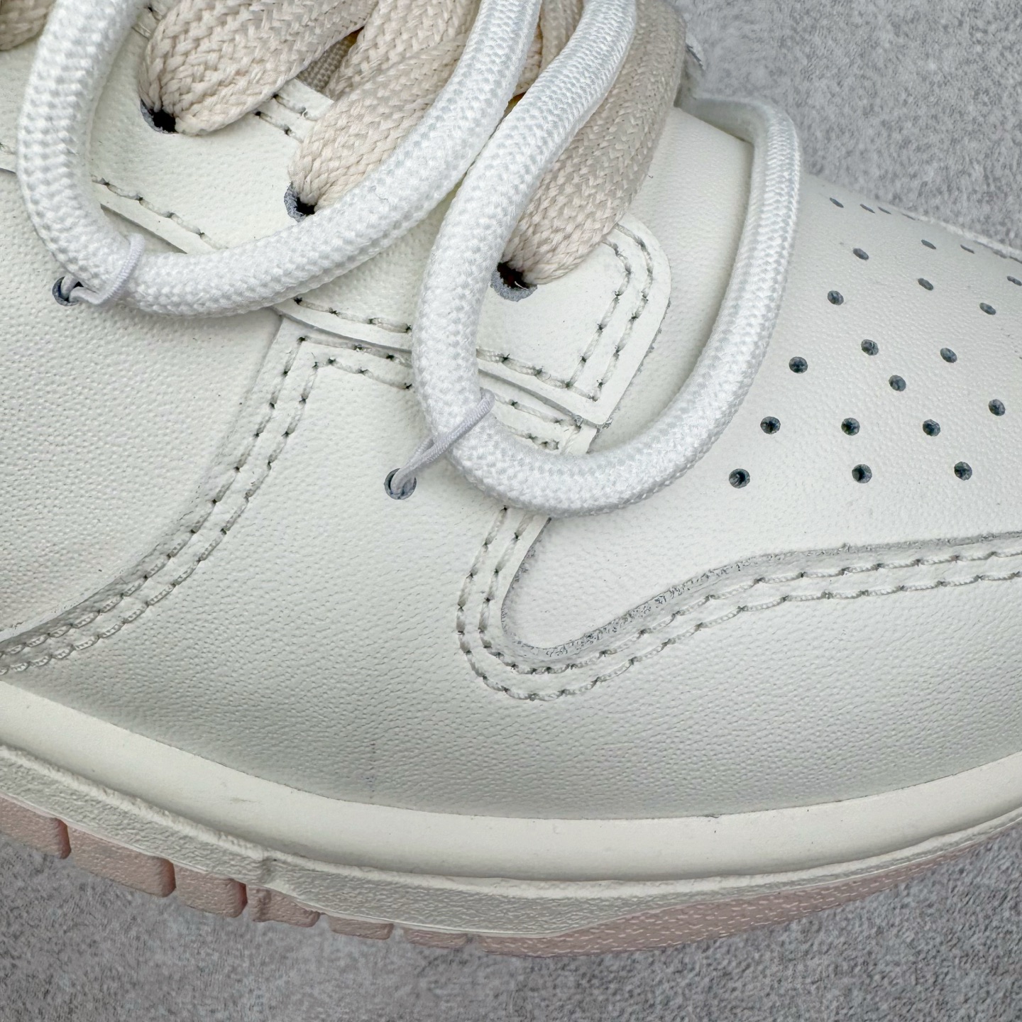 图片[18]-＃YC纯原 NK Dunk Low 杏酪凝脂 WP0510-069 鞋身纯净奶油白皮革如初雪覆面，「开心果白」吻上经典轮廓，悄然勾勒Swoosh与鞋底边界，温润粉调从钩尖蔓延，在盛夏凝脂化开甜度。一抹柔雾感鞋带串起云朵般绵软脚感，透气质感孔点缀鞋头，呼吸间皆是轻盈，恰似杏酪将凝未凝时，泛着薄纱般的浅樱粉晕。定制系列天花板 无原鞋不开发 全系列得物原鞋一比一校对开发 配色持续更新中 终端对接 优势输出 全套原厂楦头原纸板数据档案倾力打造 原汁原味莞产 极致还原 圈内最强针车工艺 高端零售指定版 广东原厂配套原盒原标 鞋盒分三个尺码段 原厂冲刀 超高清洁度 全鞋零毛边皮料切割 采用原厂百宏鞋带以及原厂百宏织唛舌标 内标可供原厂几率过验 进口原装条纹中底布 四线拉帮白色点胶 原厂拉帮手法遵循公司 原厂电绣 极致还原 尺码：36 36.5 37.5 38 38.5 39 40 40.5 41 42 42.5 43 44 44.5 45 46-选品中心