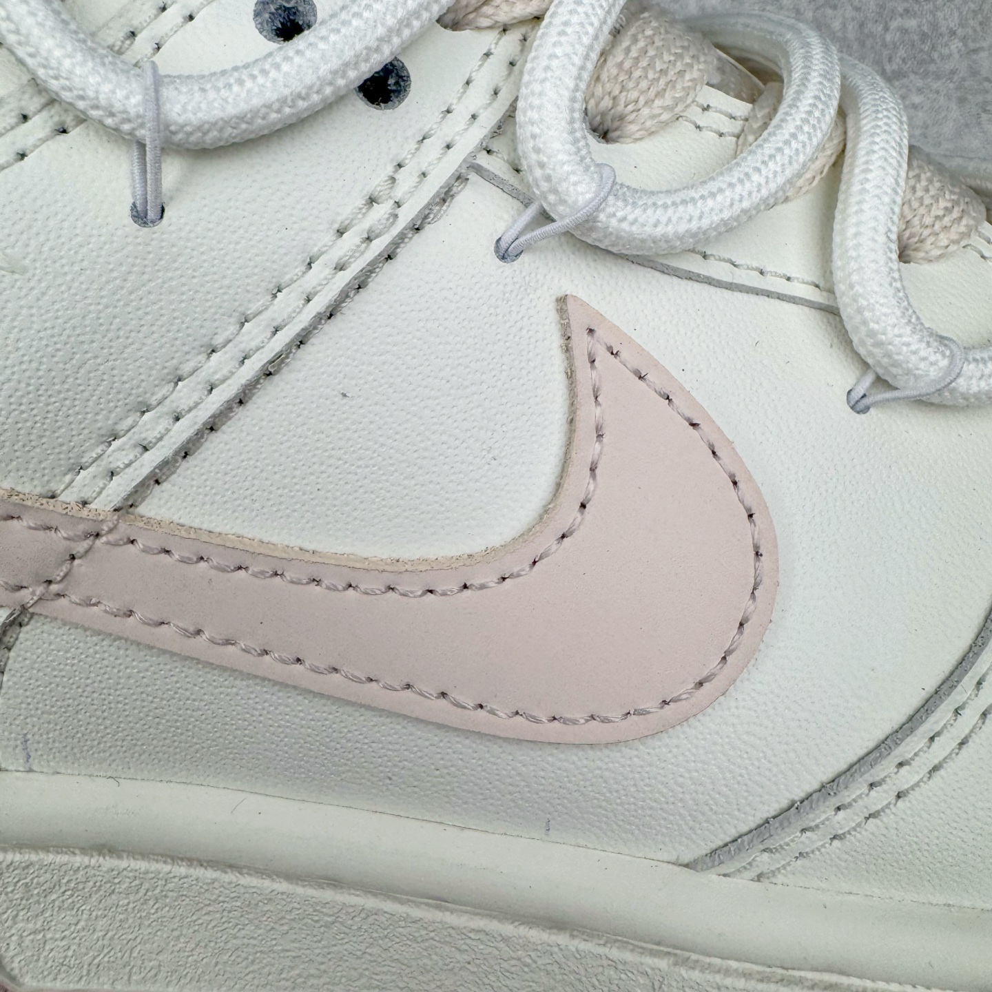 图片[17]-＃YC纯原 NK Dunk Low 杏酪凝脂 WP0510-069 鞋身纯净奶油白皮革如初雪覆面，「开心果白」吻上经典轮廓，悄然勾勒Swoosh与鞋底边界，温润粉调从钩尖蔓延，在盛夏凝脂化开甜度。一抹柔雾感鞋带串起云朵般绵软脚感，透气质感孔点缀鞋头，呼吸间皆是轻盈，恰似杏酪将凝未凝时，泛着薄纱般的浅樱粉晕。定制系列天花板 无原鞋不开发 全系列得物原鞋一比一校对开发 配色持续更新中 终端对接 优势输出 全套原厂楦头原纸板数据档案倾力打造 原汁原味莞产 极致还原 圈内最强针车工艺 高端零售指定版 广东原厂配套原盒原标 鞋盒分三个尺码段 原厂冲刀 超高清洁度 全鞋零毛边皮料切割 采用原厂百宏鞋带以及原厂百宏织唛舌标 内标可供原厂几率过验 进口原装条纹中底布 四线拉帮白色点胶 原厂拉帮手法遵循公司 原厂电绣 极致还原 尺码：36 36.5 37.5 38 38.5 39 40 40.5 41 42 42.5 43 44 44.5 45 46-选品中心