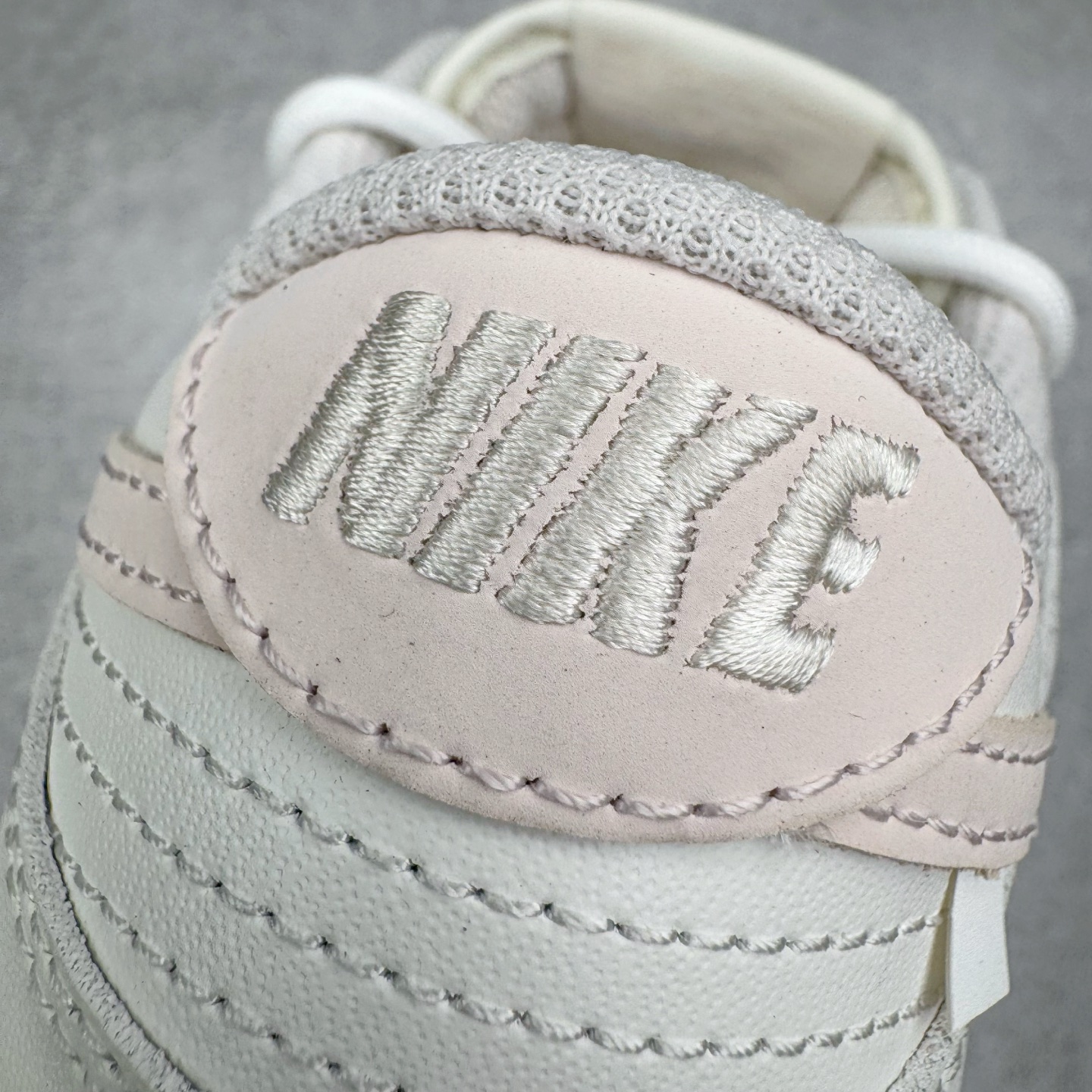 图片[15]-＃YC纯原 NK Dunk Low 杏酪凝脂 WP0510-069 鞋身纯净奶油白皮革如初雪覆面，「开心果白」吻上经典轮廓，悄然勾勒Swoosh与鞋底边界，温润粉调从钩尖蔓延，在盛夏凝脂化开甜度。一抹柔雾感鞋带串起云朵般绵软脚感，透气质感孔点缀鞋头，呼吸间皆是轻盈，恰似杏酪将凝未凝时，泛着薄纱般的浅樱粉晕。定制系列天花板 无原鞋不开发 全系列得物原鞋一比一校对开发 配色持续更新中 终端对接 优势输出 全套原厂楦头原纸板数据档案倾力打造 原汁原味莞产 极致还原 圈内最强针车工艺 高端零售指定版 广东原厂配套原盒原标 鞋盒分三个尺码段 原厂冲刀 超高清洁度 全鞋零毛边皮料切割 采用原厂百宏鞋带以及原厂百宏织唛舌标 内标可供原厂几率过验 进口原装条纹中底布 四线拉帮白色点胶 原厂拉帮手法遵循公司 原厂电绣 极致还原 尺码：36 36.5 37.5 38 38.5 39 40 40.5 41 42 42.5 43 44 44.5 45 46-选品中心