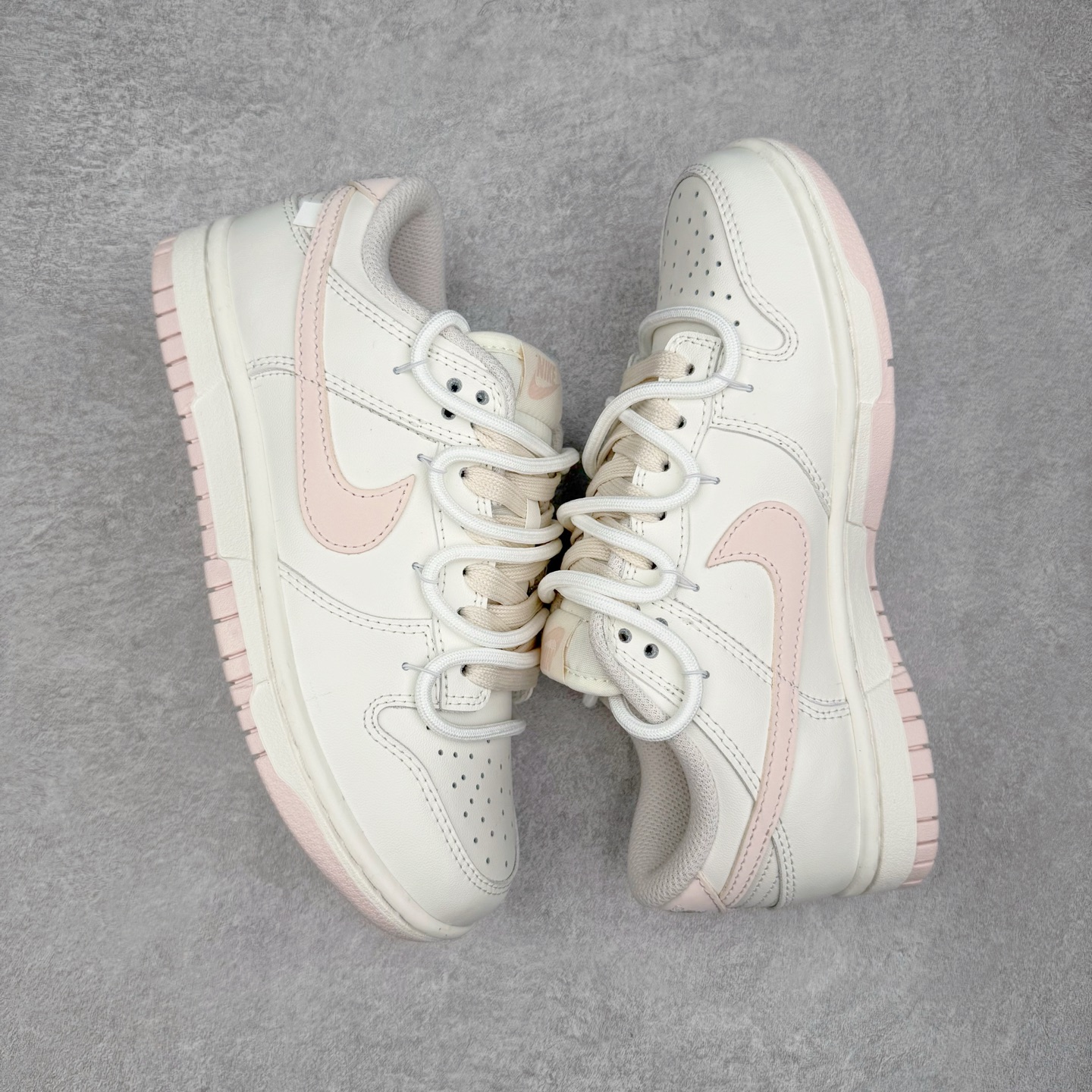 图片[3]-＃YC纯原 NK Dunk Low 杏酪凝脂 WP0510-069 鞋身纯净奶油白皮革如初雪覆面，「开心果白」吻上经典轮廓，悄然勾勒Swoosh与鞋底边界，温润粉调从钩尖蔓延，在盛夏凝脂化开甜度。一抹柔雾感鞋带串起云朵般绵软脚感，透气质感孔点缀鞋头，呼吸间皆是轻盈，恰似杏酪将凝未凝时，泛着薄纱般的浅樱粉晕。定制系列天花板 无原鞋不开发 全系列得物原鞋一比一校对开发 配色持续更新中 终端对接 优势输出 全套原厂楦头原纸板数据档案倾力打造 原汁原味莞产 极致还原 圈内最强针车工艺 高端零售指定版 广东原厂配套原盒原标 鞋盒分三个尺码段 原厂冲刀 超高清洁度 全鞋零毛边皮料切割 采用原厂百宏鞋带以及原厂百宏织唛舌标 内标可供原厂几率过验 进口原装条纹中底布 四线拉帮白色点胶 原厂拉帮手法遵循公司 原厂电绣 极致还原 尺码：36 36.5 37.5 38 38.5 39 40 40.5 41 42 42.5 43 44 44.5 45 46-选品中心