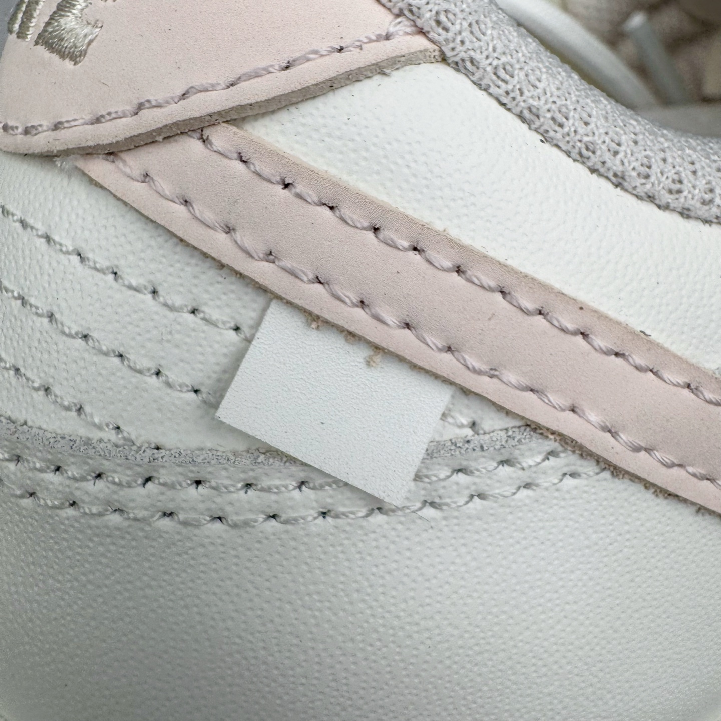 图片[16]-＃YC纯原 NK Dunk Low 杏酪凝脂 WP0510-069 鞋身纯净奶油白皮革如初雪覆面，「开心果白」吻上经典轮廓，悄然勾勒Swoosh与鞋底边界，温润粉调从钩尖蔓延，在盛夏凝脂化开甜度。一抹柔雾感鞋带串起云朵般绵软脚感，透气质感孔点缀鞋头，呼吸间皆是轻盈，恰似杏酪将凝未凝时，泛着薄纱般的浅樱粉晕。定制系列天花板 无原鞋不开发 全系列得物原鞋一比一校对开发 配色持续更新中 终端对接 优势输出 全套原厂楦头原纸板数据档案倾力打造 原汁原味莞产 极致还原 圈内最强针车工艺 高端零售指定版 广东原厂配套原盒原标 鞋盒分三个尺码段 原厂冲刀 超高清洁度 全鞋零毛边皮料切割 采用原厂百宏鞋带以及原厂百宏织唛舌标 内标可供原厂几率过验 进口原装条纹中底布 四线拉帮白色点胶 原厂拉帮手法遵循公司 原厂电绣 极致还原 尺码：36 36.5 37.5 38 38.5 39 40 40.5 41 42 42.5 43 44 44.5 45 46-选品中心