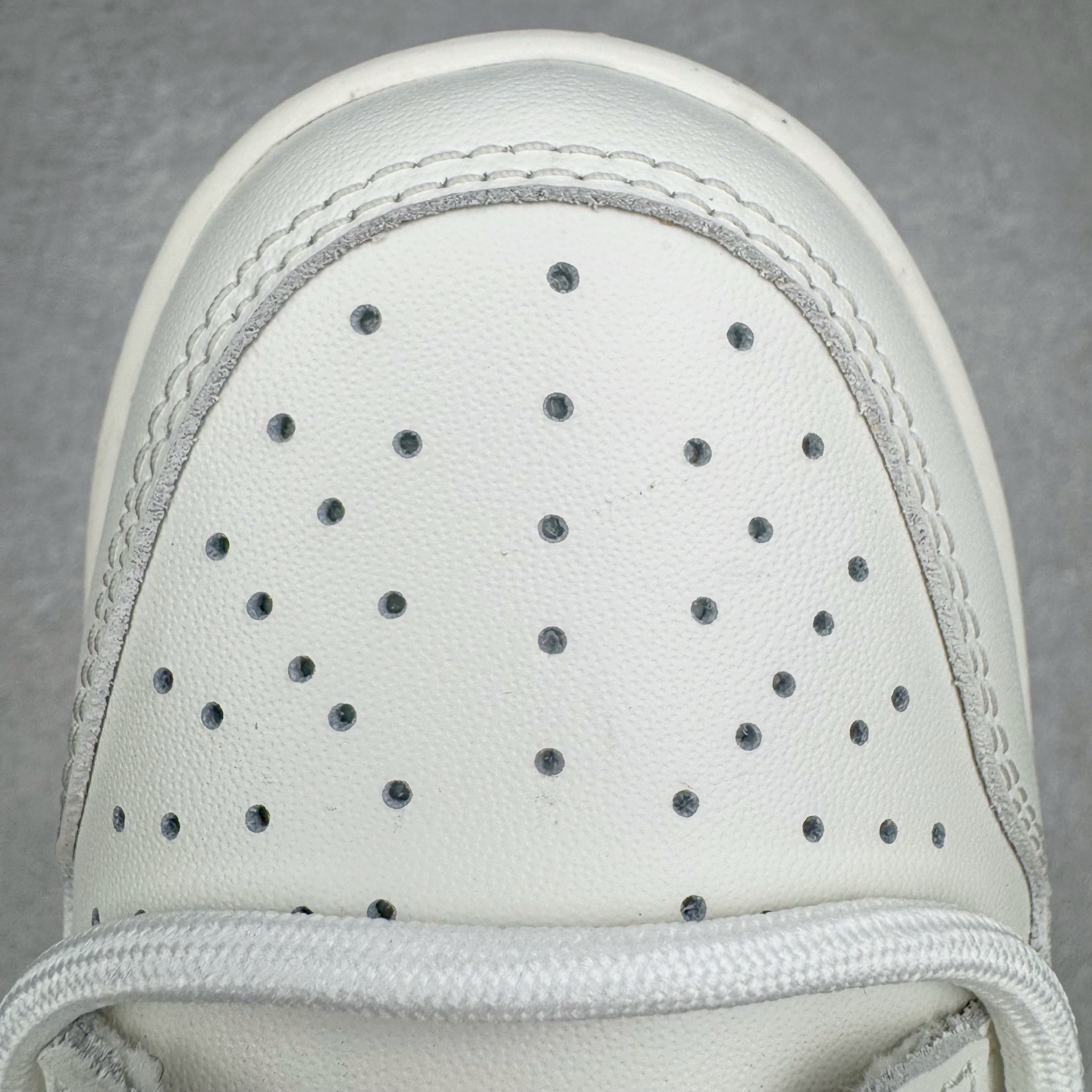 图片[14]-＃YC纯原 NK Dunk Low 杏酪凝脂 WP0510-069 鞋身纯净奶油白皮革如初雪覆面，「开心果白」吻上经典轮廓，悄然勾勒Swoosh与鞋底边界，温润粉调从钩尖蔓延，在盛夏凝脂化开甜度。一抹柔雾感鞋带串起云朵般绵软脚感，透气质感孔点缀鞋头，呼吸间皆是轻盈，恰似杏酪将凝未凝时，泛着薄纱般的浅樱粉晕。定制系列天花板 无原鞋不开发 全系列得物原鞋一比一校对开发 配色持续更新中 终端对接 优势输出 全套原厂楦头原纸板数据档案倾力打造 原汁原味莞产 极致还原 圈内最强针车工艺 高端零售指定版 广东原厂配套原盒原标 鞋盒分三个尺码段 原厂冲刀 超高清洁度 全鞋零毛边皮料切割 采用原厂百宏鞋带以及原厂百宏织唛舌标 内标可供原厂几率过验 进口原装条纹中底布 四线拉帮白色点胶 原厂拉帮手法遵循公司 原厂电绣 极致还原 尺码：36 36.5 37.5 38 38.5 39 40 40.5 41 42 42.5 43 44 44.5 45 46-选品中心