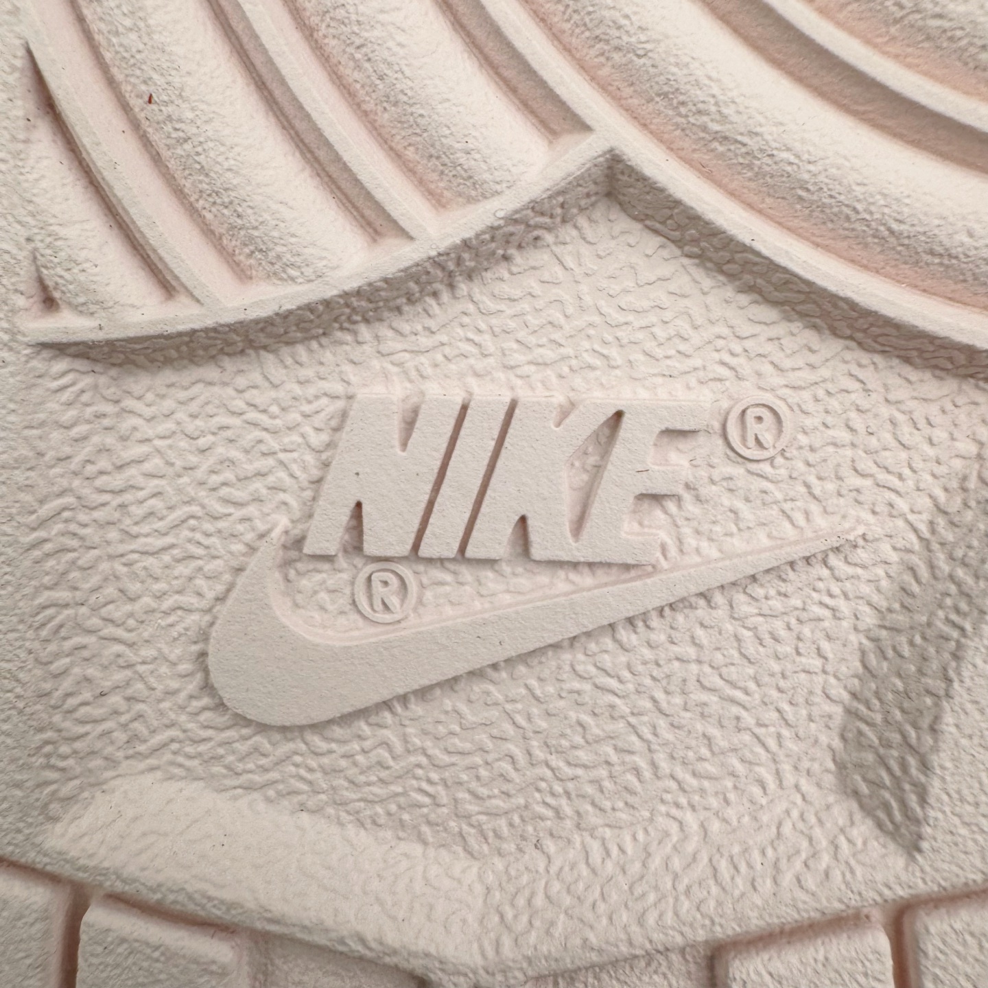 图片[19]-＃YC纯原 NK Dunk Low 杏酪凝脂 WP0510-069 鞋身纯净奶油白皮革如初雪覆面，「开心果白」吻上经典轮廓，悄然勾勒Swoosh与鞋底边界，温润粉调从钩尖蔓延，在盛夏凝脂化开甜度。一抹柔雾感鞋带串起云朵般绵软脚感，透气质感孔点缀鞋头，呼吸间皆是轻盈，恰似杏酪将凝未凝时，泛着薄纱般的浅樱粉晕。定制系列天花板 无原鞋不开发 全系列得物原鞋一比一校对开发 配色持续更新中 终端对接 优势输出 全套原厂楦头原纸板数据档案倾力打造 原汁原味莞产 极致还原 圈内最强针车工艺 高端零售指定版 广东原厂配套原盒原标 鞋盒分三个尺码段 原厂冲刀 超高清洁度 全鞋零毛边皮料切割 采用原厂百宏鞋带以及原厂百宏织唛舌标 内标可供原厂几率过验 进口原装条纹中底布 四线拉帮白色点胶 原厂拉帮手法遵循公司 原厂电绣 极致还原 尺码：36 36.5 37.5 38 38.5 39 40 40.5 41 42 42.5 43 44 44.5 45 46-选品中心