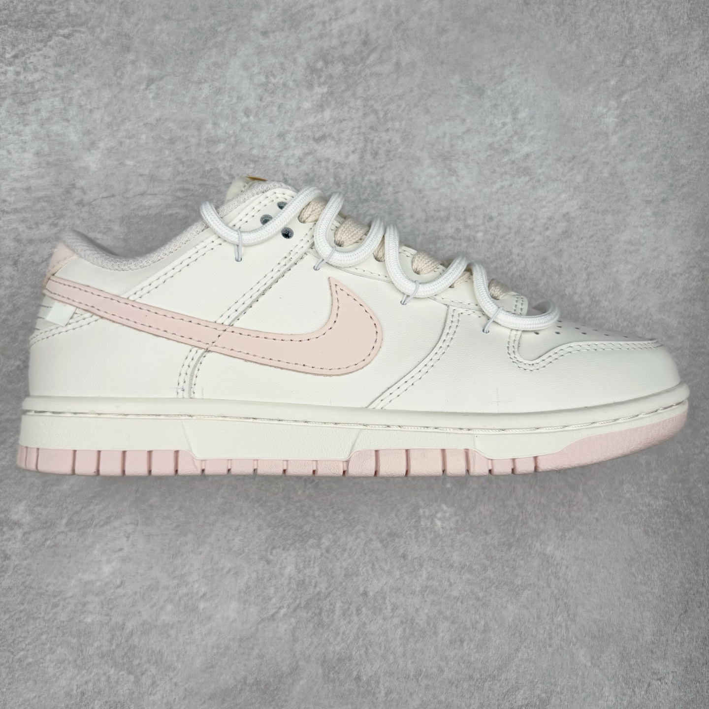 ＃YC纯原 NK Dunk Low 杏酪凝脂 WP0510-069 鞋身纯净奶油白皮革如初雪覆面，「开心果白」吻上经典轮廓，悄然勾勒Swoosh与鞋底边界，温润粉调从钩尖蔓延，在盛夏凝脂化开甜度。一抹柔雾感鞋带串起云朵般绵软脚感，透气质感孔点缀鞋头，呼吸间皆是轻盈，恰似杏酪将凝未凝时，泛着薄纱般的浅樱粉晕。定制系列天花板 无原鞋不开发 全系列得物原鞋一比一校对开发 配色持续更新中 终端对接 优势输出 全套原厂楦头原纸板数据档案倾力打造 原汁原味莞产 极致还原 圈内最强针车工艺 高端零售指定版 广东原厂配套原盒原标 鞋盒分三个尺码段 原厂冲刀 超高清洁度 全鞋零毛边皮料切割 采用原厂百宏鞋带以及原厂百宏织唛舌标 内标可供原厂几率过验 进口原装条纹中底布 四线拉帮白色点胶 原厂拉帮手法遵循公司 原厂电绣 极致还原 尺码：36 36.5 37.5 38 38.5 39 40 40.5 41 42 42.5 43 44 44.5 45 46-选品中心