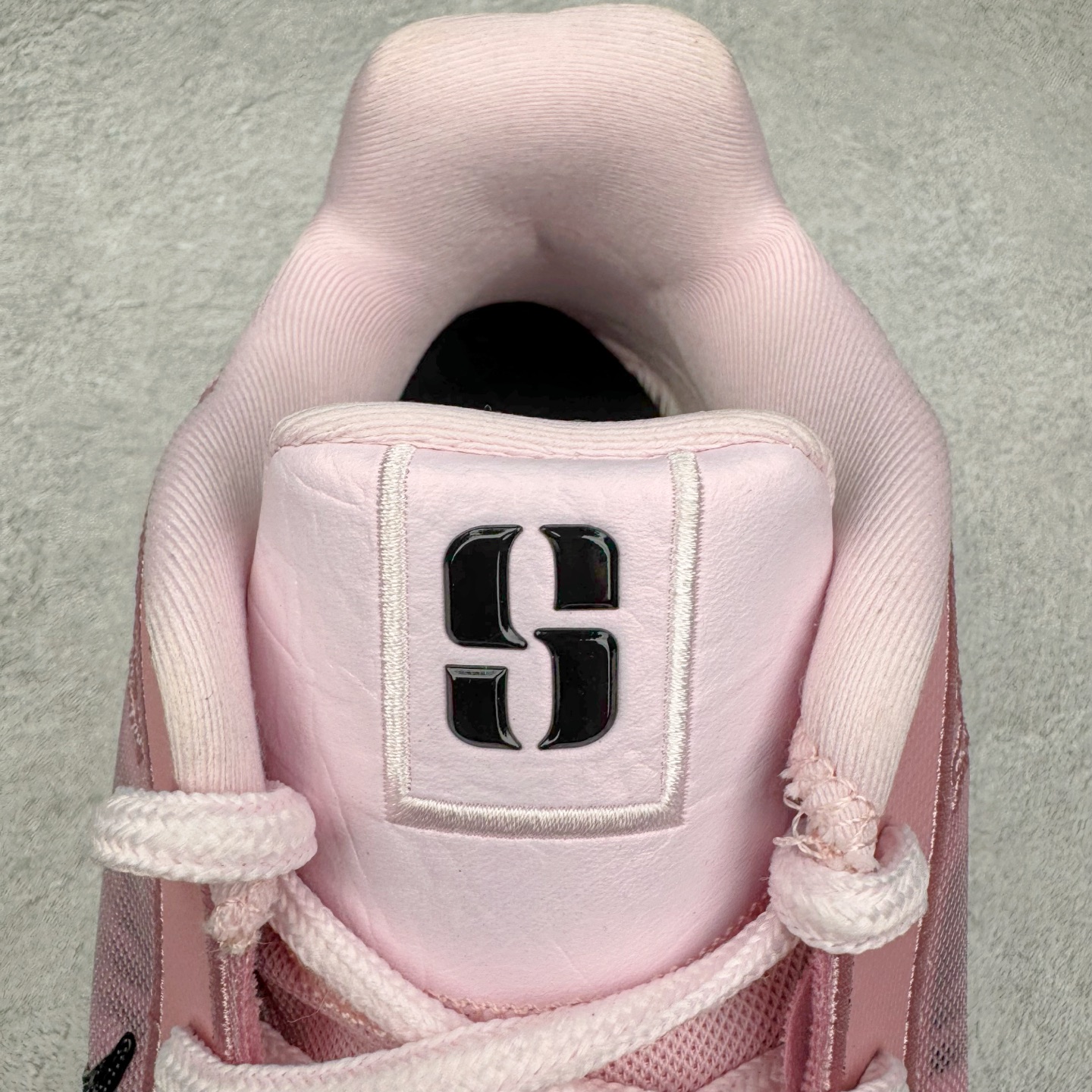 图片[14]-＃Max/灭世 NK Sabrina 2 萨布丽娜二代签名减震防滑低帮篮球鞋 粉色 FZ1517-601 革新登场🌪🔝颠覆革新出货‼️缓震配置独家革新！实战属性直接拉满👊🏻实战天花板上限再度提升！实战亲测-性能体验吊打国产同价位鞋款 ⚫️前掌扇形zoom➕增配中足抗扭片➕增配后掌马蹄ZOOM气垫（正品仅配置前掌扇形zoom） 完美解决 正品抗扭不足问题 ⚫️采用科比5代鞋楦以及龙骨数据打造！前后落差仅6mm！小科5实至名归！ ⚫️鞋身➕鞋头增配高频补强层，提升鞋头以及脚踝支撑性 ⚫️鞋垫采用高弹缓震垫材质-磨合一场直接贴合脚型☑️ ⚫️外底加厚2mm，升级止滑配方，磨合一次，抓地原地起飞 后卫旗舰有且只在灭世纯原（支持市场任意货品正面PK） 真材实料，肉眼可见！革新升级绝非空穴来风！灭世纯原内外兼修，用态度诠释最强实战货品👊🏻 尺码：39-46（尺码建议：标准亚洲楦 无需大半码）-选品中心