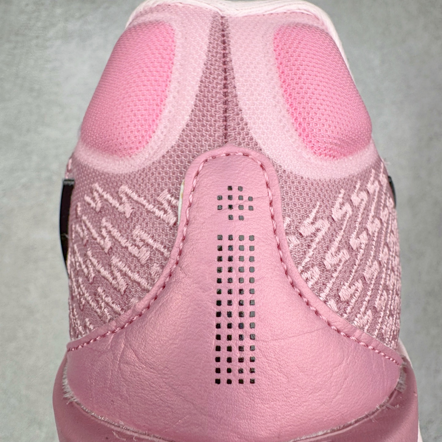 图片[21]-＃Max/灭世 NK Sabrina 2 萨布丽娜二代签名减震防滑低帮篮球鞋 粉色 FZ1517-601 革新登场🌪🔝颠覆革新出货‼️缓震配置独家革新！实战属性直接拉满👊🏻实战天花板上限再度提升！实战亲测-性能体验吊打国产同价位鞋款 ⚫️前掌扇形zoom➕增配中足抗扭片➕增配后掌马蹄ZOOM气垫（正品仅配置前掌扇形zoom） 完美解决 正品抗扭不足问题 ⚫️采用科比5代鞋楦以及龙骨数据打造！前后落差仅6mm！小科5实至名归！ ⚫️鞋身➕鞋头增配高频补强层，提升鞋头以及脚踝支撑性 ⚫️鞋垫采用高弹缓震垫材质-磨合一场直接贴合脚型☑️ ⚫️外底加厚2mm，升级止滑配方，磨合一次，抓地原地起飞 后卫旗舰有且只在灭世纯原（支持市场任意货品正面PK） 真材实料，肉眼可见！革新升级绝非空穴来风！灭世纯原内外兼修，用态度诠释最强实战货品👊🏻 尺码：39-46（尺码建议：标准亚洲楦 无需大半码）-选品中心