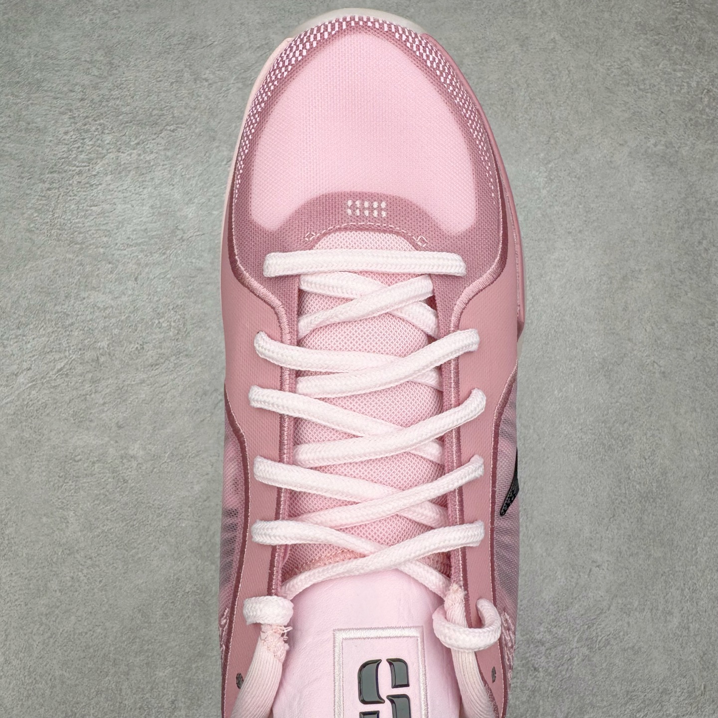 图片[4]-＃Max/灭世 NK Sabrina 2 萨布丽娜二代签名减震防滑低帮篮球鞋 粉色 FZ1517-601 革新登场🌪🔝颠覆革新出货‼️缓震配置独家革新！实战属性直接拉满👊🏻实战天花板上限再度提升！实战亲测-性能体验吊打国产同价位鞋款 ⚫️前掌扇形zoom➕增配中足抗扭片➕增配后掌马蹄ZOOM气垫（正品仅配置前掌扇形zoom） 完美解决 正品抗扭不足问题 ⚫️采用科比5代鞋楦以及龙骨数据打造！前后落差仅6mm！小科5实至名归！ ⚫️鞋身➕鞋头增配高频补强层，提升鞋头以及脚踝支撑性 ⚫️鞋垫采用高弹缓震垫材质-磨合一场直接贴合脚型☑️ ⚫️外底加厚2mm，升级止滑配方，磨合一次，抓地原地起飞 后卫旗舰有且只在灭世纯原（支持市场任意货品正面PK） 真材实料，肉眼可见！革新升级绝非空穴来风！灭世纯原内外兼修，用态度诠释最强实战货品👊🏻 尺码：39-46（尺码建议：标准亚洲楦 无需大半码）-选品中心