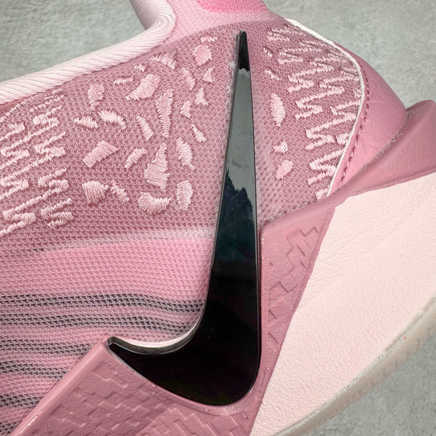 图片[13]-＃Max/灭世 NK Sabrina 2 萨布丽娜二代签名减震防滑低帮篮球鞋 粉色 FZ1517-601 革新登场🌪🔝颠覆革新出货‼️缓震配置独家革新！实战属性直接拉满👊🏻实战天花板上限再度提升！实战亲测-性能体验吊打国产同价位鞋款 ⚫️前掌扇形zoom➕增配中足抗扭片➕增配后掌马蹄ZOOM气垫（正品仅配置前掌扇形zoom） 完美解决 正品抗扭不足问题 ⚫️采用科比5代鞋楦以及龙骨数据打造！前后落差仅6mm！小科5实至名归！ ⚫️鞋身➕鞋头增配高频补强层，提升鞋头以及脚踝支撑性 ⚫️鞋垫采用高弹缓震垫材质-磨合一场直接贴合脚型☑️ ⚫️外底加厚2mm，升级止滑配方，磨合一次，抓地原地起飞 后卫旗舰有且只在灭世纯原（支持市场任意货品正面PK） 真材实料，肉眼可见！革新升级绝非空穴来风！灭世纯原内外兼修，用态度诠释最强实战货品👊🏻 尺码：39-46（尺码建议：标准亚洲楦 无需大半码）-选品中心