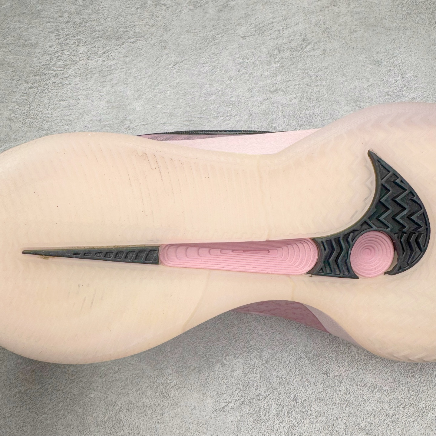 图片[20]-＃Max/灭世 NK Sabrina 2 萨布丽娜二代签名减震防滑低帮篮球鞋 粉色 FZ1517-601 革新登场🌪🔝颠覆革新出货‼️缓震配置独家革新！实战属性直接拉满👊🏻实战天花板上限再度提升！实战亲测-性能体验吊打国产同价位鞋款 ⚫️前掌扇形zoom➕增配中足抗扭片➕增配后掌马蹄ZOOM气垫（正品仅配置前掌扇形zoom） 完美解决 正品抗扭不足问题 ⚫️采用科比5代鞋楦以及龙骨数据打造！前后落差仅6mm！小科5实至名归！ ⚫️鞋身➕鞋头增配高频补强层，提升鞋头以及脚踝支撑性 ⚫️鞋垫采用高弹缓震垫材质-磨合一场直接贴合脚型☑️ ⚫️外底加厚2mm，升级止滑配方，磨合一次，抓地原地起飞 后卫旗舰有且只在灭世纯原（支持市场任意货品正面PK） 真材实料，肉眼可见！革新升级绝非空穴来风！灭世纯原内外兼修，用态度诠释最强实战货品👊🏻 尺码：39-46（尺码建议：标准亚洲楦 无需大半码）-选品中心