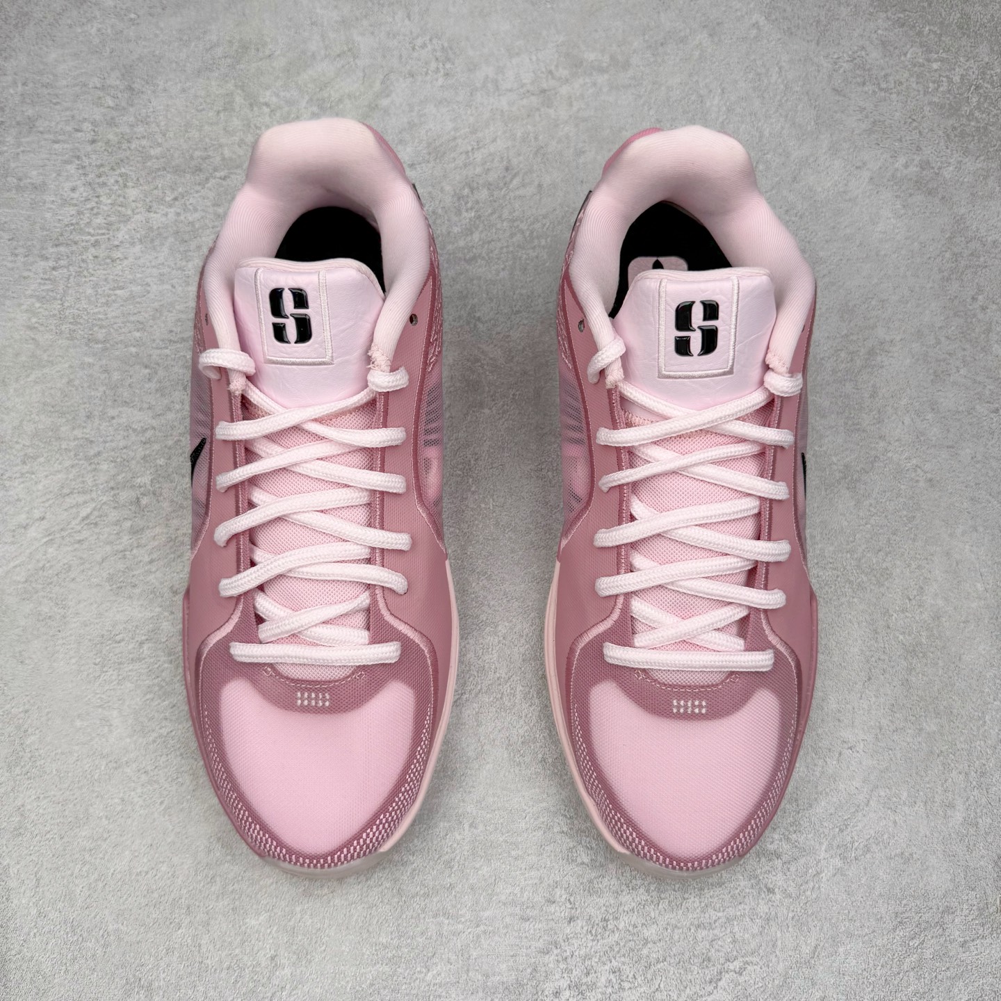 图片[2]-＃Max/灭世 NK Sabrina 2 萨布丽娜二代签名减震防滑低帮篮球鞋 粉色 FZ1517-601 革新登场🌪🔝颠覆革新出货‼️缓震配置独家革新！实战属性直接拉满👊🏻实战天花板上限再度提升！实战亲测-性能体验吊打国产同价位鞋款 ⚫️前掌扇形zoom➕增配中足抗扭片➕增配后掌马蹄ZOOM气垫（正品仅配置前掌扇形zoom） 完美解决 正品抗扭不足问题 ⚫️采用科比5代鞋楦以及龙骨数据打造！前后落差仅6mm！小科5实至名归！ ⚫️鞋身➕鞋头增配高频补强层，提升鞋头以及脚踝支撑性 ⚫️鞋垫采用高弹缓震垫材质-磨合一场直接贴合脚型☑️ ⚫️外底加厚2mm，升级止滑配方，磨合一次，抓地原地起飞 后卫旗舰有且只在灭世纯原（支持市场任意货品正面PK） 真材实料，肉眼可见！革新升级绝非空穴来风！灭世纯原内外兼修，用态度诠释最强实战货品👊🏻 尺码：39-46（尺码建议：标准亚洲楦 无需大半码）-选品中心