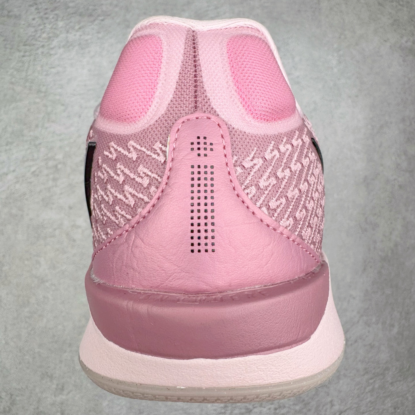 图片[8]-＃Max/灭世 NK Sabrina 2 萨布丽娜二代签名减震防滑低帮篮球鞋 粉色 FZ1517-601 革新登场🌪🔝颠覆革新出货‼️缓震配置独家革新！实战属性直接拉满👊🏻实战天花板上限再度提升！实战亲测-性能体验吊打国产同价位鞋款 ⚫️前掌扇形zoom➕增配中足抗扭片➕增配后掌马蹄ZOOM气垫（正品仅配置前掌扇形zoom） 完美解决 正品抗扭不足问题 ⚫️采用科比5代鞋楦以及龙骨数据打造！前后落差仅6mm！小科5实至名归！ ⚫️鞋身➕鞋头增配高频补强层，提升鞋头以及脚踝支撑性 ⚫️鞋垫采用高弹缓震垫材质-磨合一场直接贴合脚型☑️ ⚫️外底加厚2mm，升级止滑配方，磨合一次，抓地原地起飞 后卫旗舰有且只在灭世纯原（支持市场任意货品正面PK） 真材实料，肉眼可见！革新升级绝非空穴来风！灭世纯原内外兼修，用态度诠释最强实战货品👊🏻 尺码：39-46（尺码建议：标准亚洲楦 无需大半码）-选品中心