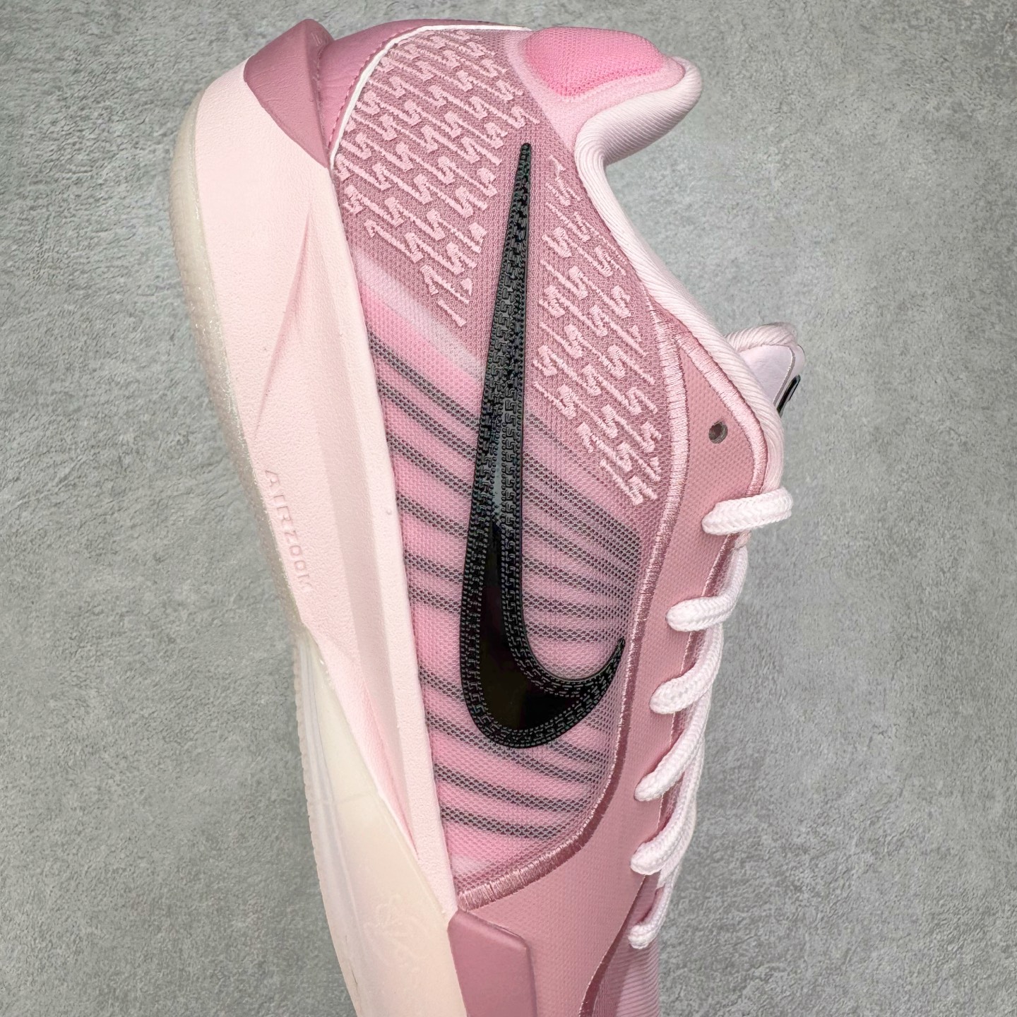 图片[6]-＃Max/灭世 NK Sabrina 2 萨布丽娜二代签名减震防滑低帮篮球鞋 粉色 FZ1517-601 革新登场🌪🔝颠覆革新出货‼️缓震配置独家革新！实战属性直接拉满👊🏻实战天花板上限再度提升！实战亲测-性能体验吊打国产同价位鞋款 ⚫️前掌扇形zoom➕增配中足抗扭片➕增配后掌马蹄ZOOM气垫（正品仅配置前掌扇形zoom） 完美解决 正品抗扭不足问题 ⚫️采用科比5代鞋楦以及龙骨数据打造！前后落差仅6mm！小科5实至名归！ ⚫️鞋身➕鞋头增配高频补强层，提升鞋头以及脚踝支撑性 ⚫️鞋垫采用高弹缓震垫材质-磨合一场直接贴合脚型☑️ ⚫️外底加厚2mm，升级止滑配方，磨合一次，抓地原地起飞 后卫旗舰有且只在灭世纯原（支持市场任意货品正面PK） 真材实料，肉眼可见！革新升级绝非空穴来风！灭世纯原内外兼修，用态度诠释最强实战货品👊🏻 尺码：39-46（尺码建议：标准亚洲楦 无需大半码）-选品中心