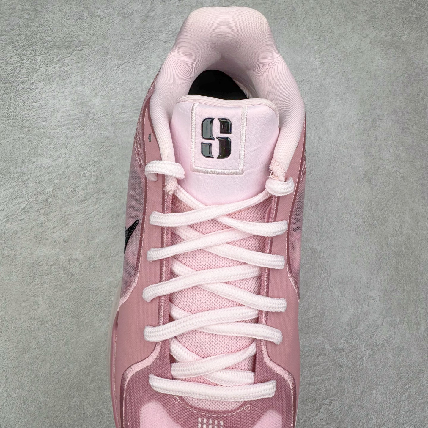 图片[5]-＃Max/灭世 NK Sabrina 2 萨布丽娜二代签名减震防滑低帮篮球鞋 粉色 FZ1517-601 革新登场🌪🔝颠覆革新出货‼️缓震配置独家革新！实战属性直接拉满👊🏻实战天花板上限再度提升！实战亲测-性能体验吊打国产同价位鞋款 ⚫️前掌扇形zoom➕增配中足抗扭片➕增配后掌马蹄ZOOM气垫（正品仅配置前掌扇形zoom） 完美解决 正品抗扭不足问题 ⚫️采用科比5代鞋楦以及龙骨数据打造！前后落差仅6mm！小科5实至名归！ ⚫️鞋身➕鞋头增配高频补强层，提升鞋头以及脚踝支撑性 ⚫️鞋垫采用高弹缓震垫材质-磨合一场直接贴合脚型☑️ ⚫️外底加厚2mm，升级止滑配方，磨合一次，抓地原地起飞 后卫旗舰有且只在灭世纯原（支持市场任意货品正面PK） 真材实料，肉眼可见！革新升级绝非空穴来风！灭世纯原内外兼修，用态度诠释最强实战货品👊🏻 尺码：39-46（尺码建议：标准亚洲楦 无需大半码）-选品中心