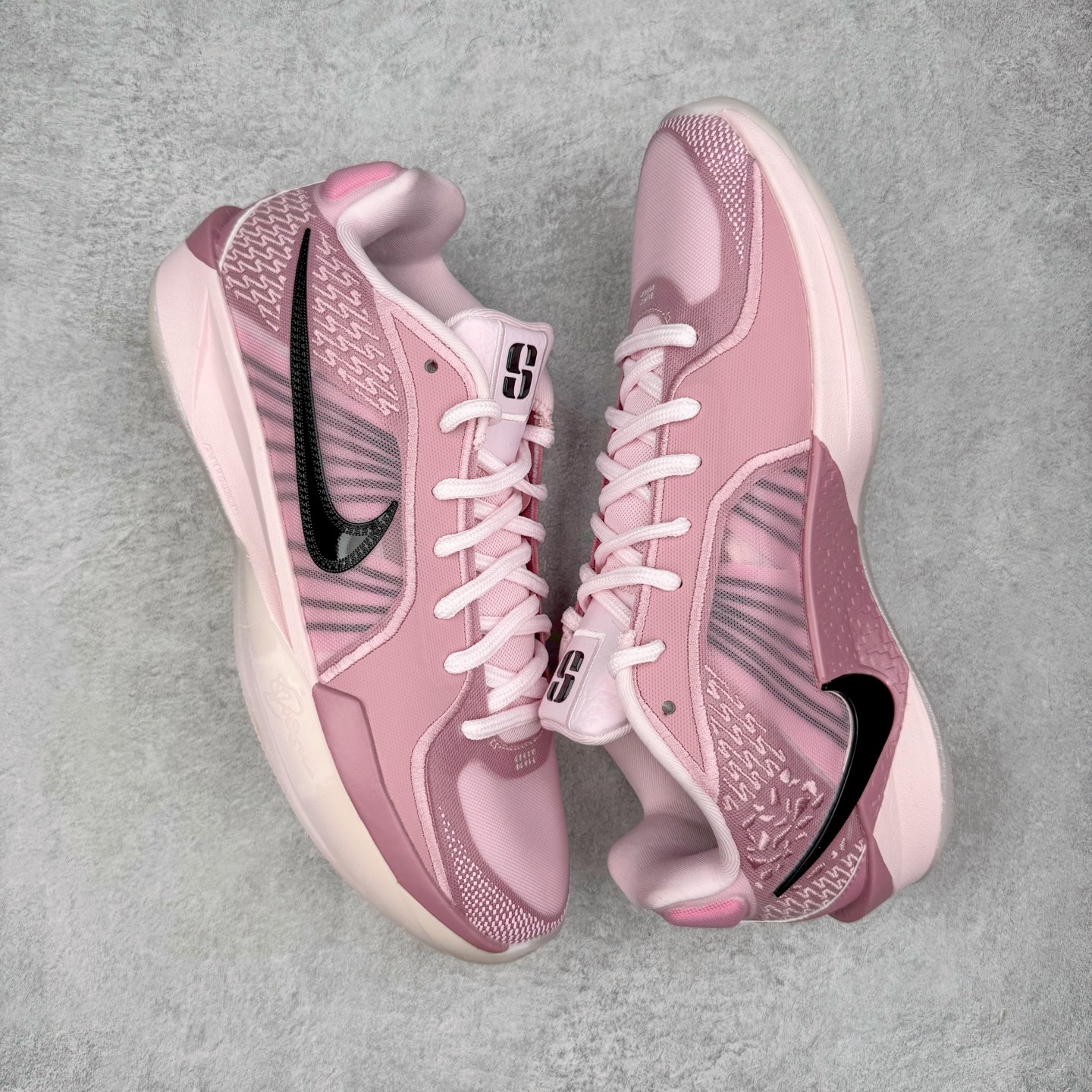 图片[3]-＃Max/灭世 NK Sabrina 2 萨布丽娜二代签名减震防滑低帮篮球鞋 粉色 FZ1517-601 革新登场🌪🔝颠覆革新出货‼️缓震配置独家革新！实战属性直接拉满👊🏻实战天花板上限再度提升！实战亲测-性能体验吊打国产同价位鞋款 ⚫️前掌扇形zoom➕增配中足抗扭片➕增配后掌马蹄ZOOM气垫（正品仅配置前掌扇形zoom） 完美解决 正品抗扭不足问题 ⚫️采用科比5代鞋楦以及龙骨数据打造！前后落差仅6mm！小科5实至名归！ ⚫️鞋身➕鞋头增配高频补强层，提升鞋头以及脚踝支撑性 ⚫️鞋垫采用高弹缓震垫材质-磨合一场直接贴合脚型☑️ ⚫️外底加厚2mm，升级止滑配方，磨合一次，抓地原地起飞 后卫旗舰有且只在灭世纯原（支持市场任意货品正面PK） 真材实料，肉眼可见！革新升级绝非空穴来风！灭世纯原内外兼修，用态度诠释最强实战货品👊🏻 尺码：39-46（尺码建议：标准亚洲楦 无需大半码）-选品中心