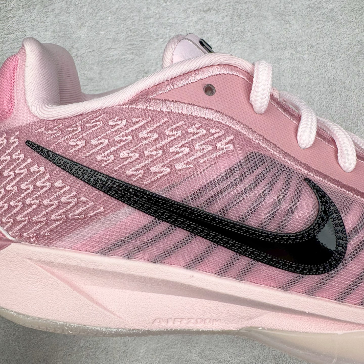 图片[18]-＃Max/灭世 NK Sabrina 2 萨布丽娜二代签名减震防滑低帮篮球鞋 粉色 FZ1517-601 革新登场🌪🔝颠覆革新出货‼️缓震配置独家革新！实战属性直接拉满👊🏻实战天花板上限再度提升！实战亲测-性能体验吊打国产同价位鞋款 ⚫️前掌扇形zoom➕增配中足抗扭片➕增配后掌马蹄ZOOM气垫（正品仅配置前掌扇形zoom） 完美解决 正品抗扭不足问题 ⚫️采用科比5代鞋楦以及龙骨数据打造！前后落差仅6mm！小科5实至名归！ ⚫️鞋身➕鞋头增配高频补强层，提升鞋头以及脚踝支撑性 ⚫️鞋垫采用高弹缓震垫材质-磨合一场直接贴合脚型☑️ ⚫️外底加厚2mm，升级止滑配方，磨合一次，抓地原地起飞 后卫旗舰有且只在灭世纯原（支持市场任意货品正面PK） 真材实料，肉眼可见！革新升级绝非空穴来风！灭世纯原内外兼修，用态度诠释最强实战货品👊🏻 尺码：39-46（尺码建议：标准亚洲楦 无需大半码）-选品中心