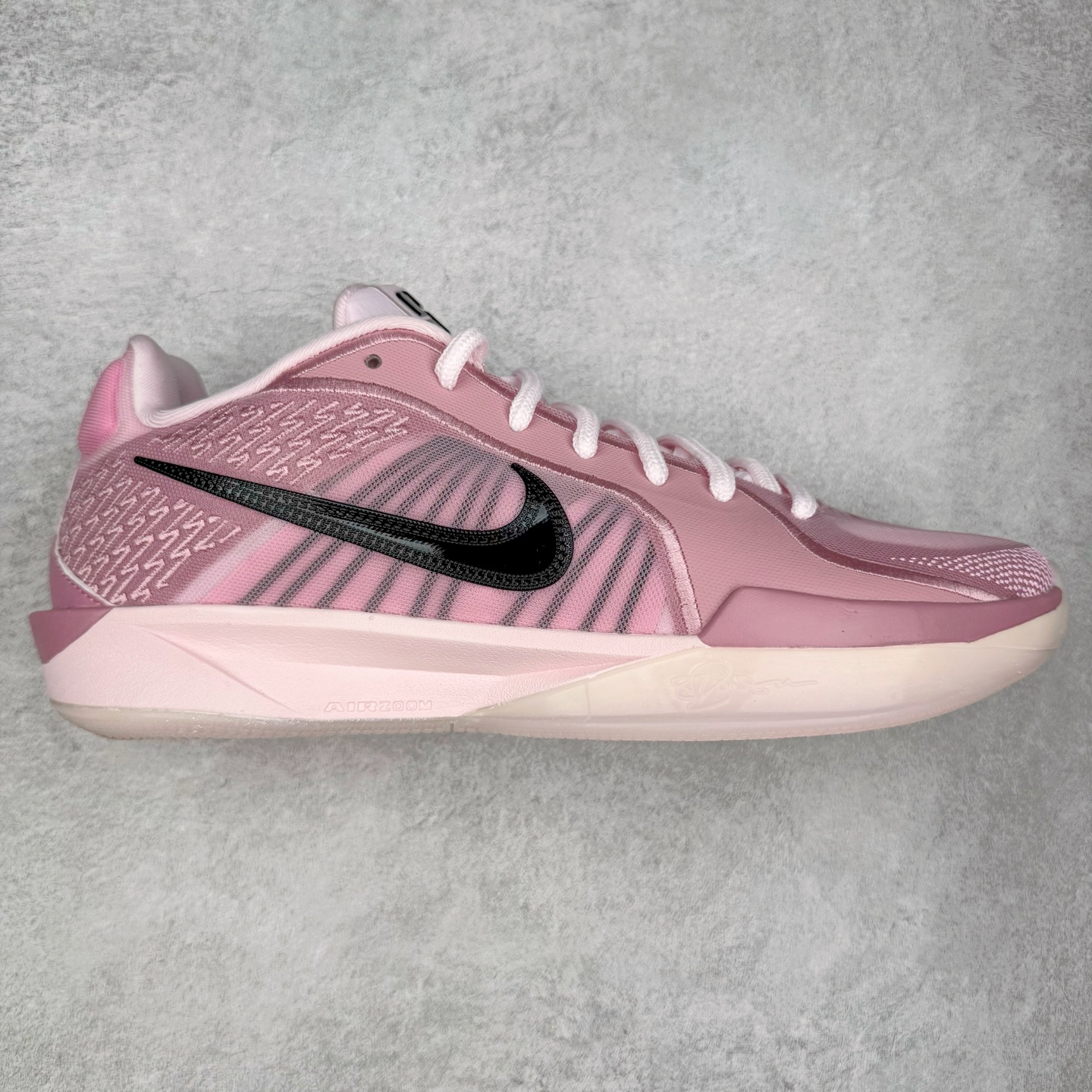 ＃Max/灭世 NK Sabrina 2 萨布丽娜二代签名减震防滑低帮篮球鞋 粉色 FZ1517-601 革新登场🌪🔝颠覆革新出货‼️缓震配置独家革新！实战属性直接拉满👊🏻实战天花板上限再度提升！实战亲测-性能体验吊打国产同价位鞋款 ⚫️前掌扇形zoom➕增配中足抗扭片➕增配后掌马蹄ZOOM气垫（正品仅配置前掌扇形zoom） 完美解决 正品抗扭不足问题 ⚫️采用科比5代鞋楦以及龙骨数据打造！前后落差仅6mm！小科5实至名归！ ⚫️鞋身➕鞋头增配高频补强层，提升鞋头以及脚踝支撑性 ⚫️鞋垫采用高弹缓震垫材质-磨合一场直接贴合脚型☑️ ⚫️外底加厚2mm，升级止滑配方，磨合一次，抓地原地起飞 后卫旗舰有且只在灭世纯原（支持市场任意货品正面PK） 真材实料，肉眼可见！革新升级绝非空穴来风！灭世纯原内外兼修，用态度诠释最强实战货品👊🏻 尺码：39-46（尺码建议：标准亚洲楦 无需大半码）-选品中心