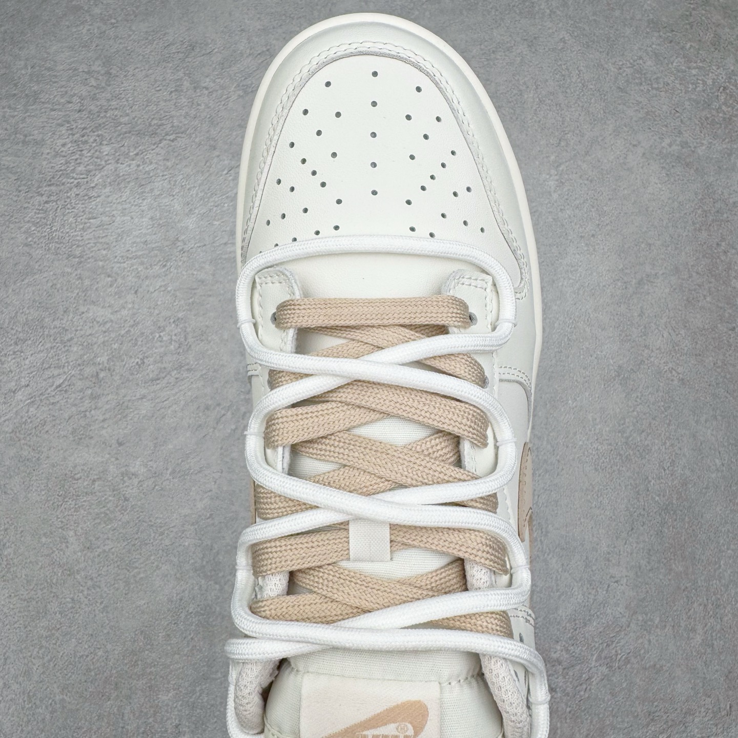 图片[4]-＃YC纯原 NK Dunk Low 微糖奶咖 WG0510-070 此款灵感源自清晨咖啡里那抹温柔的奶沫，经典轮廓以低饱和度温柔调和，不浓不腻，散发着慵懒而高级的惬意感。细节处诉说着匠心精神，在简约中悄然注入舒适呼吸感。无论是松弛日常的通勤漫步，还是轻快活力的街头探索，它总能温柔包裹你的每一步，将那份治愈的低糖暖意，系于足尖。定制系列天花板 无原鞋不开发 全系列得物原鞋一比一校对开发 配色持续更新中 终端对接 优势输出 全套原厂楦头原纸板数据档案倾力打造 原汁原味莞产 极致还原 圈内最强针车工艺 高端零售指定版 广东原厂配套原盒原标 鞋盒分三个尺码段 原厂冲刀 超高清洁度 全鞋零毛边皮料切割 采用原厂百宏鞋带以及原厂百宏织唛舌标 内标可供原厂几率过验 进口原装条纹中底布 四线拉帮白色点胶 原厂拉帮手法遵循公司 原厂电绣 极致还原 尺码：36 36.5 37.5 38 38.5 39 40 40.5 41 42 42.5 43 44 44.5 45 46-选品中心