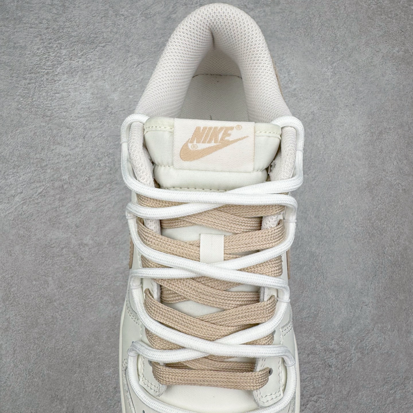 图片[5]-＃YC纯原 NK Dunk Low 微糖奶咖 WG0510-070 此款灵感源自清晨咖啡里那抹温柔的奶沫，经典轮廓以低饱和度温柔调和，不浓不腻，散发着慵懒而高级的惬意感。细节处诉说着匠心精神，在简约中悄然注入舒适呼吸感。无论是松弛日常的通勤漫步，还是轻快活力的街头探索，它总能温柔包裹你的每一步，将那份治愈的低糖暖意，系于足尖。定制系列天花板 无原鞋不开发 全系列得物原鞋一比一校对开发 配色持续更新中 终端对接 优势输出 全套原厂楦头原纸板数据档案倾力打造 原汁原味莞产 极致还原 圈内最强针车工艺 高端零售指定版 广东原厂配套原盒原标 鞋盒分三个尺码段 原厂冲刀 超高清洁度 全鞋零毛边皮料切割 采用原厂百宏鞋带以及原厂百宏织唛舌标 内标可供原厂几率过验 进口原装条纹中底布 四线拉帮白色点胶 原厂拉帮手法遵循公司 原厂电绣 极致还原 尺码：36 36.5 37.5 38 38.5 39 40 40.5 41 42 42.5 43 44 44.5 45 46-选品中心