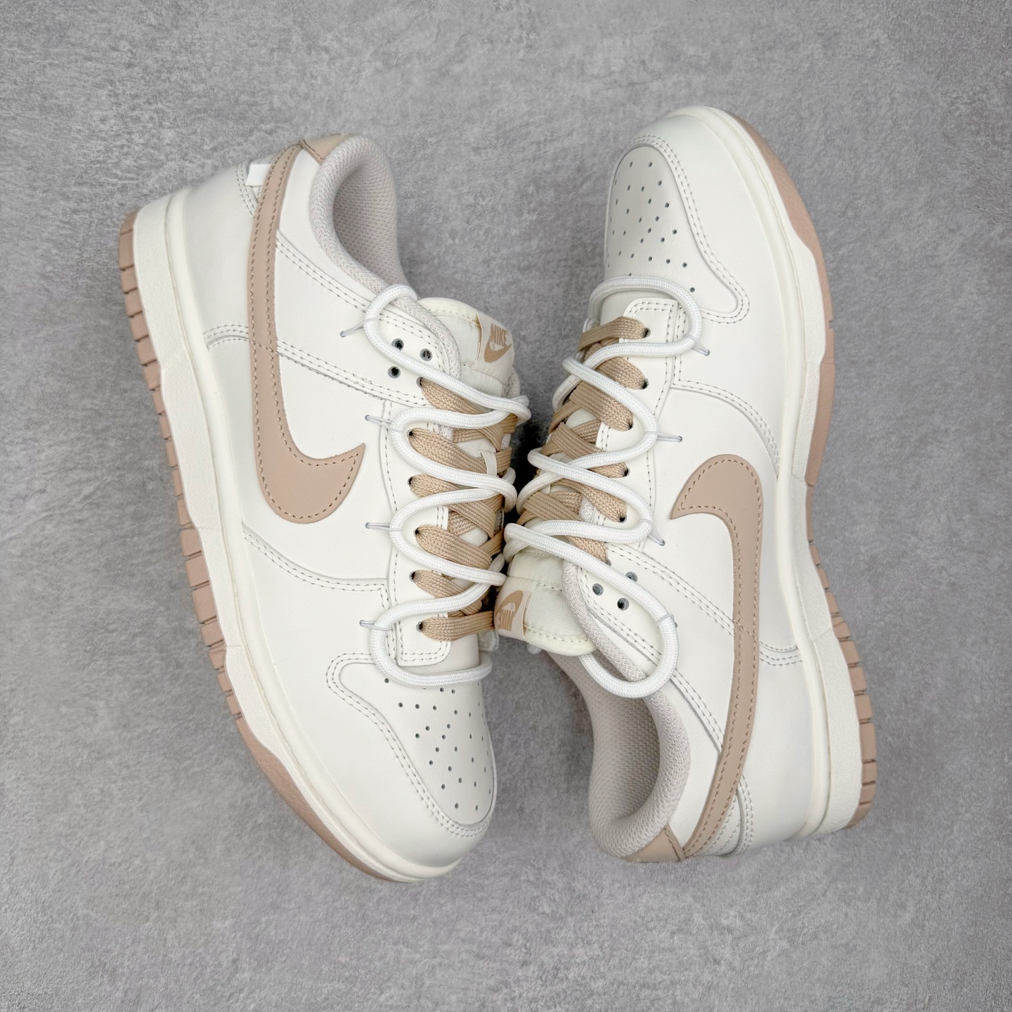 图片[3]-＃YC纯原 NK Dunk Low 微糖奶咖 WG0510-070 此款灵感源自清晨咖啡里那抹温柔的奶沫，经典轮廓以低饱和度温柔调和，不浓不腻，散发着慵懒而高级的惬意感。细节处诉说着匠心精神，在简约中悄然注入舒适呼吸感。无论是松弛日常的通勤漫步，还是轻快活力的街头探索，它总能温柔包裹你的每一步，将那份治愈的低糖暖意，系于足尖。定制系列天花板 无原鞋不开发 全系列得物原鞋一比一校对开发 配色持续更新中 终端对接 优势输出 全套原厂楦头原纸板数据档案倾力打造 原汁原味莞产 极致还原 圈内最强针车工艺 高端零售指定版 广东原厂配套原盒原标 鞋盒分三个尺码段 原厂冲刀 超高清洁度 全鞋零毛边皮料切割 采用原厂百宏鞋带以及原厂百宏织唛舌标 内标可供原厂几率过验 进口原装条纹中底布 四线拉帮白色点胶 原厂拉帮手法遵循公司 原厂电绣 极致还原 尺码：36 36.5 37.5 38 38.5 39 40 40.5 41 42 42.5 43 44 44.5 45 46-选品中心