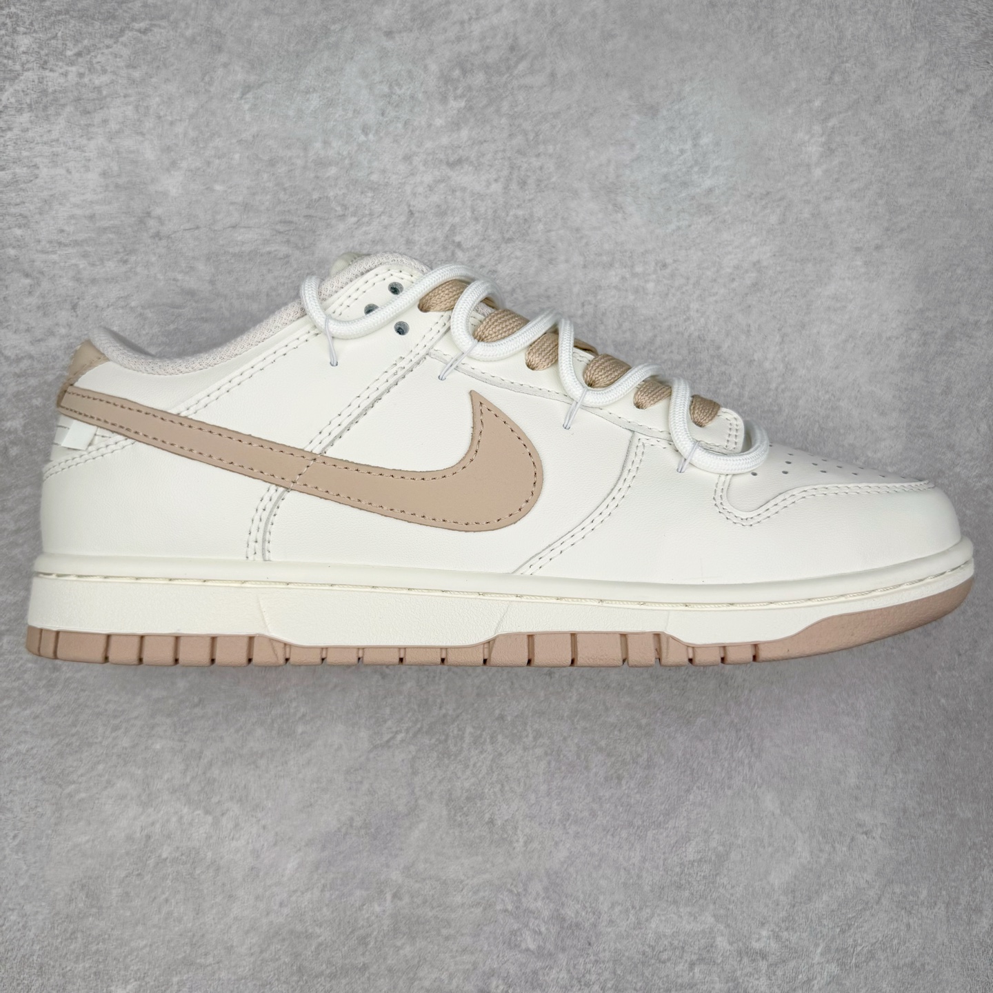 ＃YC纯原 NK Dunk Low 微糖奶咖 WG0510-070 此款灵感源自清晨咖啡里那抹温柔的奶沫，经典轮廓以低饱和度温柔调和，不浓不腻，散发着慵懒而高级的惬意感。细节处诉说着匠心精神，在简约中悄然注入舒适呼吸感。无论是松弛日常的通勤漫步，还是轻快活力的街头探索，它总能温柔包裹你的每一步，将那份治愈的低糖暖意，系于足尖。定制系列天花板 无原鞋不开发 全系列得物原鞋一比一校对开发 配色持续更新中 终端对接 优势输出 全套原厂楦头原纸板数据档案倾力打造 原汁原味莞产 极致还原 圈内最强针车工艺 高端零售指定版 广东原厂配套原盒原标 鞋盒分三个尺码段 原厂冲刀 超高清洁度 全鞋零毛边皮料切割 采用原厂百宏鞋带以及原厂百宏织唛舌标 内标可供原厂几率过验 进口原装条纹中底布 四线拉帮白色点胶 原厂拉帮手法遵循公司 原厂电绣 极致还原 尺码：36 36.5 37.5 38 38.5 39 40 40.5 41 42 42.5 43 44 44.5 45 46-选品中心