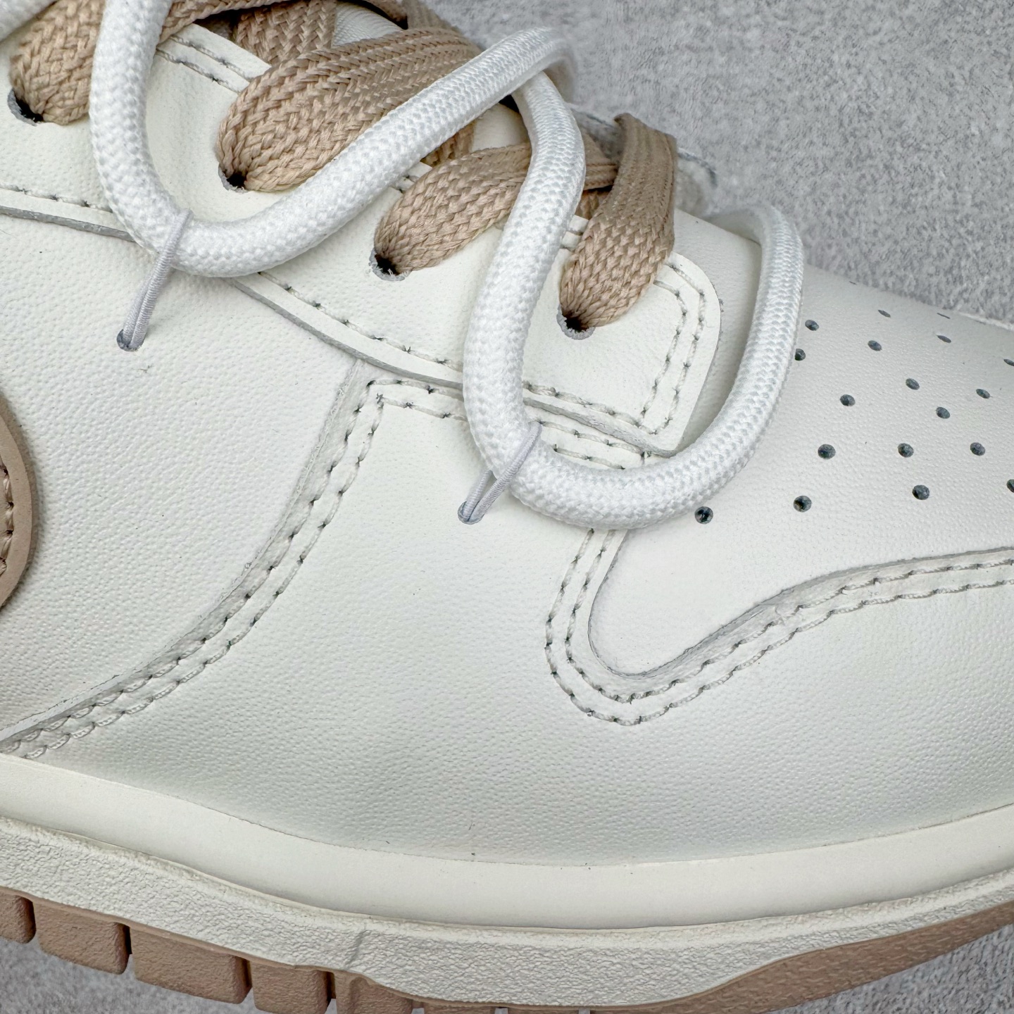 图片[12]-＃YC纯原 NK Dunk Low 微糖奶咖 WG0510-070 此款灵感源自清晨咖啡里那抹温柔的奶沫，经典轮廓以低饱和度温柔调和，不浓不腻，散发着慵懒而高级的惬意感。细节处诉说着匠心精神，在简约中悄然注入舒适呼吸感。无论是松弛日常的通勤漫步，还是轻快活力的街头探索，它总能温柔包裹你的每一步，将那份治愈的低糖暖意，系于足尖。定制系列天花板 无原鞋不开发 全系列得物原鞋一比一校对开发 配色持续更新中 终端对接 优势输出 全套原厂楦头原纸板数据档案倾力打造 原汁原味莞产 极致还原 圈内最强针车工艺 高端零售指定版 广东原厂配套原盒原标 鞋盒分三个尺码段 原厂冲刀 超高清洁度 全鞋零毛边皮料切割 采用原厂百宏鞋带以及原厂百宏织唛舌标 内标可供原厂几率过验 进口原装条纹中底布 四线拉帮白色点胶 原厂拉帮手法遵循公司 原厂电绣 极致还原 尺码：36 36.5 37.5 38 38.5 39 40 40.5 41 42 42.5 43 44 44.5 45 46-选品中心