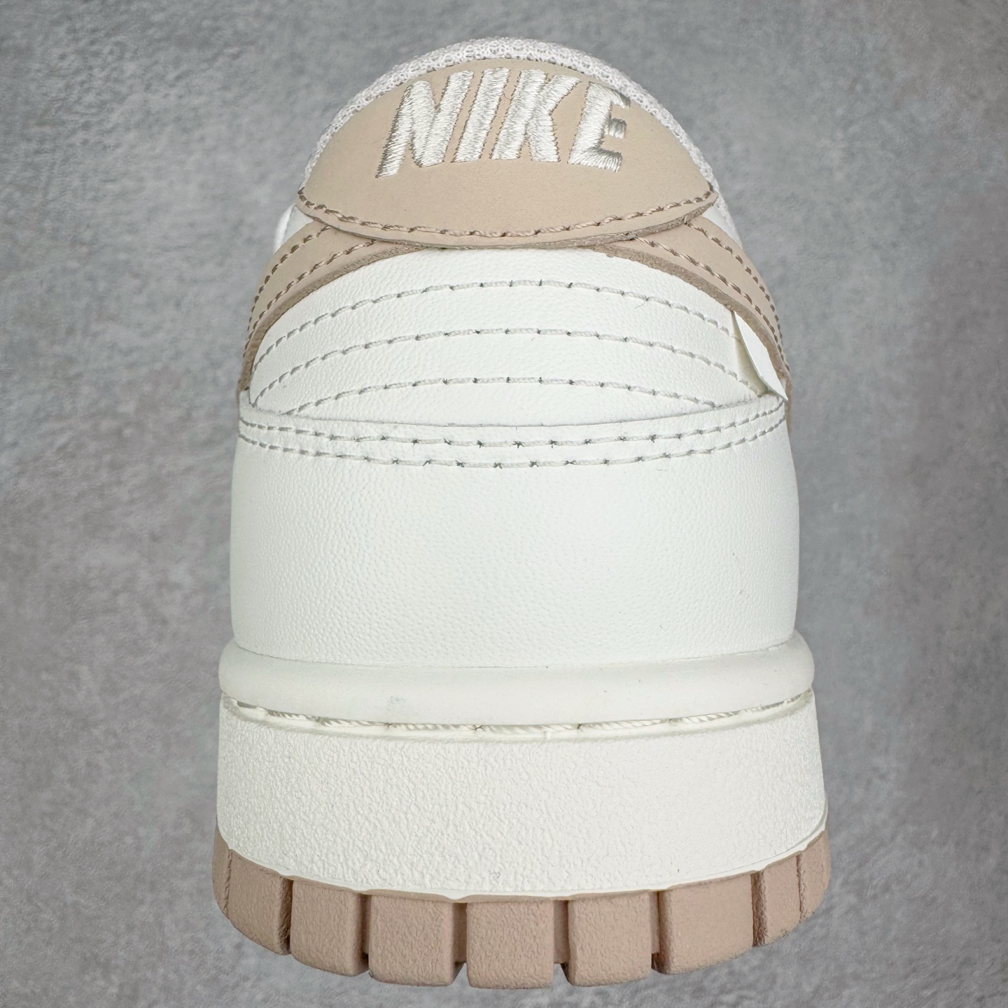 图片[8]-＃YC纯原 NK Dunk Low 微糖奶咖 WG0510-070 此款灵感源自清晨咖啡里那抹温柔的奶沫，经典轮廓以低饱和度温柔调和，不浓不腻，散发着慵懒而高级的惬意感。细节处诉说着匠心精神，在简约中悄然注入舒适呼吸感。无论是松弛日常的通勤漫步，还是轻快活力的街头探索，它总能温柔包裹你的每一步，将那份治愈的低糖暖意，系于足尖。定制系列天花板 无原鞋不开发 全系列得物原鞋一比一校对开发 配色持续更新中 终端对接 优势输出 全套原厂楦头原纸板数据档案倾力打造 原汁原味莞产 极致还原 圈内最强针车工艺 高端零售指定版 广东原厂配套原盒原标 鞋盒分三个尺码段 原厂冲刀 超高清洁度 全鞋零毛边皮料切割 采用原厂百宏鞋带以及原厂百宏织唛舌标 内标可供原厂几率过验 进口原装条纹中底布 四线拉帮白色点胶 原厂拉帮手法遵循公司 原厂电绣 极致还原 尺码：36 36.5 37.5 38 38.5 39 40 40.5 41 42 42.5 43 44 44.5 45 46-选品中心