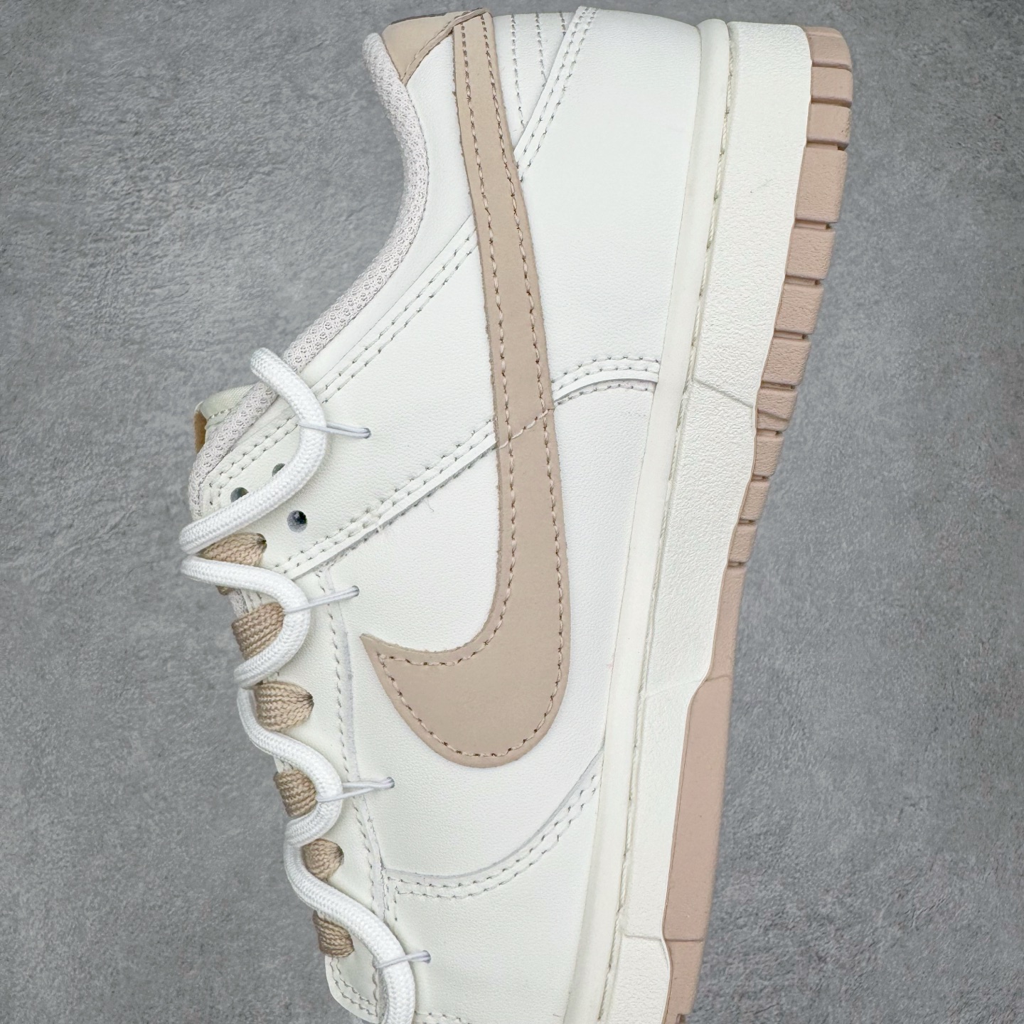 图片[7]-＃YC纯原 NK Dunk Low 微糖奶咖 WG0510-070 此款灵感源自清晨咖啡里那抹温柔的奶沫，经典轮廓以低饱和度温柔调和，不浓不腻，散发着慵懒而高级的惬意感。细节处诉说着匠心精神，在简约中悄然注入舒适呼吸感。无论是松弛日常的通勤漫步，还是轻快活力的街头探索，它总能温柔包裹你的每一步，将那份治愈的低糖暖意，系于足尖。定制系列天花板 无原鞋不开发 全系列得物原鞋一比一校对开发 配色持续更新中 终端对接 优势输出 全套原厂楦头原纸板数据档案倾力打造 原汁原味莞产 极致还原 圈内最强针车工艺 高端零售指定版 广东原厂配套原盒原标 鞋盒分三个尺码段 原厂冲刀 超高清洁度 全鞋零毛边皮料切割 采用原厂百宏鞋带以及原厂百宏织唛舌标 内标可供原厂几率过验 进口原装条纹中底布 四线拉帮白色点胶 原厂拉帮手法遵循公司 原厂电绣 极致还原 尺码：36 36.5 37.5 38 38.5 39 40 40.5 41 42 42.5 43 44 44.5 45 46-选品中心