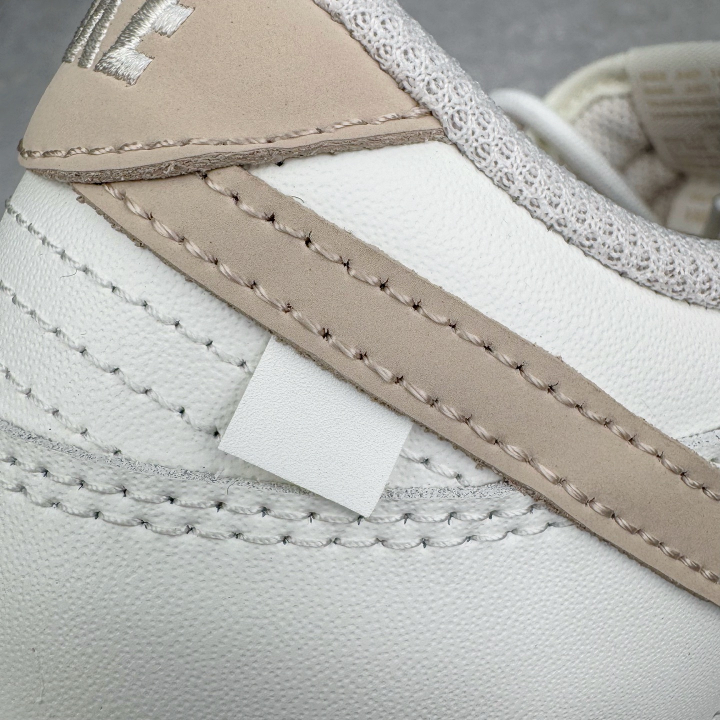 图片[14]-＃YC纯原 NK Dunk Low 微糖奶咖 WG0510-070 此款灵感源自清晨咖啡里那抹温柔的奶沫，经典轮廓以低饱和度温柔调和，不浓不腻，散发着慵懒而高级的惬意感。细节处诉说着匠心精神，在简约中悄然注入舒适呼吸感。无论是松弛日常的通勤漫步，还是轻快活力的街头探索，它总能温柔包裹你的每一步，将那份治愈的低糖暖意，系于足尖。定制系列天花板 无原鞋不开发 全系列得物原鞋一比一校对开发 配色持续更新中 终端对接 优势输出 全套原厂楦头原纸板数据档案倾力打造 原汁原味莞产 极致还原 圈内最强针车工艺 高端零售指定版 广东原厂配套原盒原标 鞋盒分三个尺码段 原厂冲刀 超高清洁度 全鞋零毛边皮料切割 采用原厂百宏鞋带以及原厂百宏织唛舌标 内标可供原厂几率过验 进口原装条纹中底布 四线拉帮白色点胶 原厂拉帮手法遵循公司 原厂电绣 极致还原 尺码：36 36.5 37.5 38 38.5 39 40 40.5 41 42 42.5 43 44 44.5 45 46-选品中心