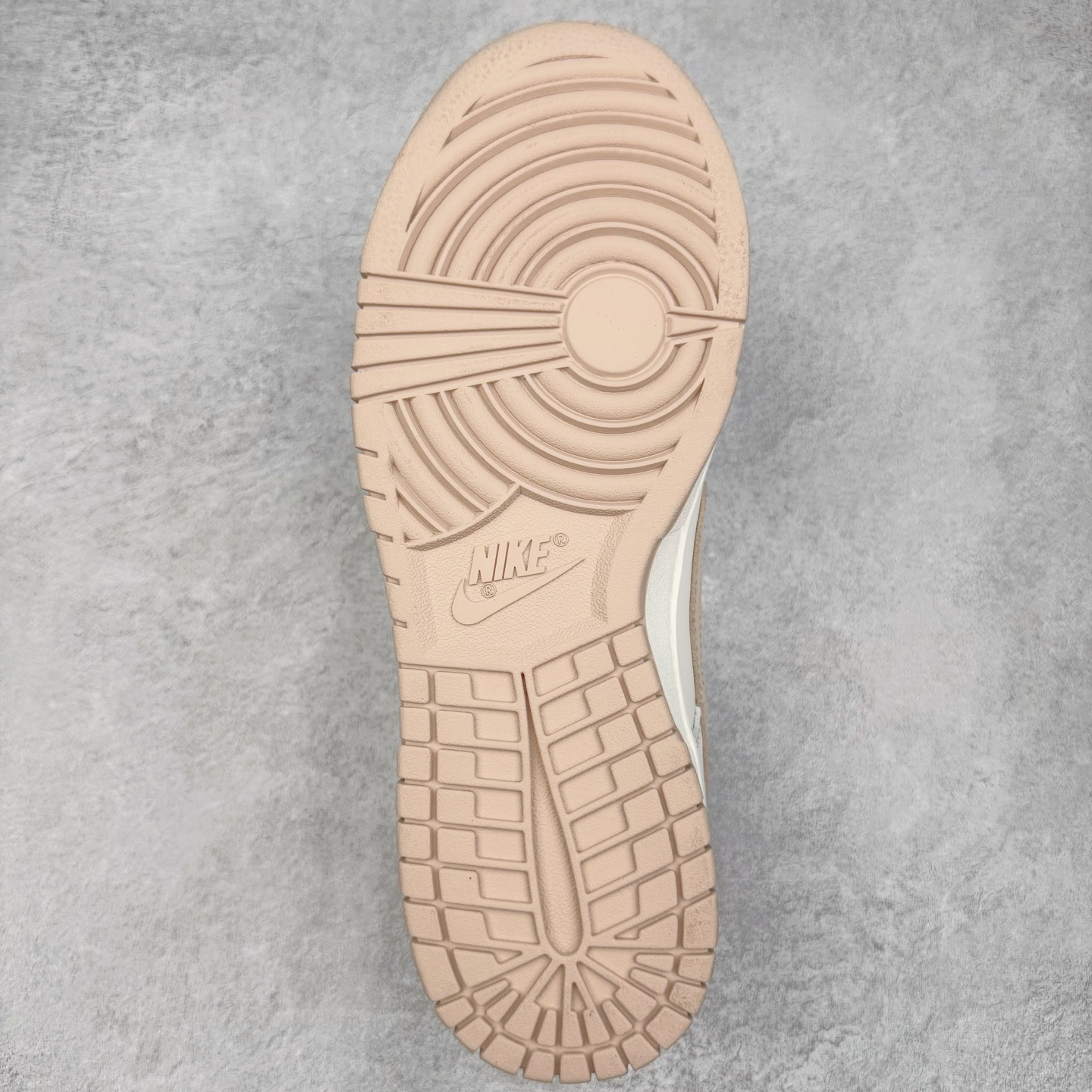 图片[9]-＃YC纯原 NK Dunk Low 微糖奶咖 WG0510-070 此款灵感源自清晨咖啡里那抹温柔的奶沫，经典轮廓以低饱和度温柔调和，不浓不腻，散发着慵懒而高级的惬意感。细节处诉说着匠心精神，在简约中悄然注入舒适呼吸感。无论是松弛日常的通勤漫步，还是轻快活力的街头探索，它总能温柔包裹你的每一步，将那份治愈的低糖暖意，系于足尖。定制系列天花板 无原鞋不开发 全系列得物原鞋一比一校对开发 配色持续更新中 终端对接 优势输出 全套原厂楦头原纸板数据档案倾力打造 原汁原味莞产 极致还原 圈内最强针车工艺 高端零售指定版 广东原厂配套原盒原标 鞋盒分三个尺码段 原厂冲刀 超高清洁度 全鞋零毛边皮料切割 采用原厂百宏鞋带以及原厂百宏织唛舌标 内标可供原厂几率过验 进口原装条纹中底布 四线拉帮白色点胶 原厂拉帮手法遵循公司 原厂电绣 极致还原 尺码：36 36.5 37.5 38 38.5 39 40 40.5 41 42 42.5 43 44 44.5 45 46-选品中心