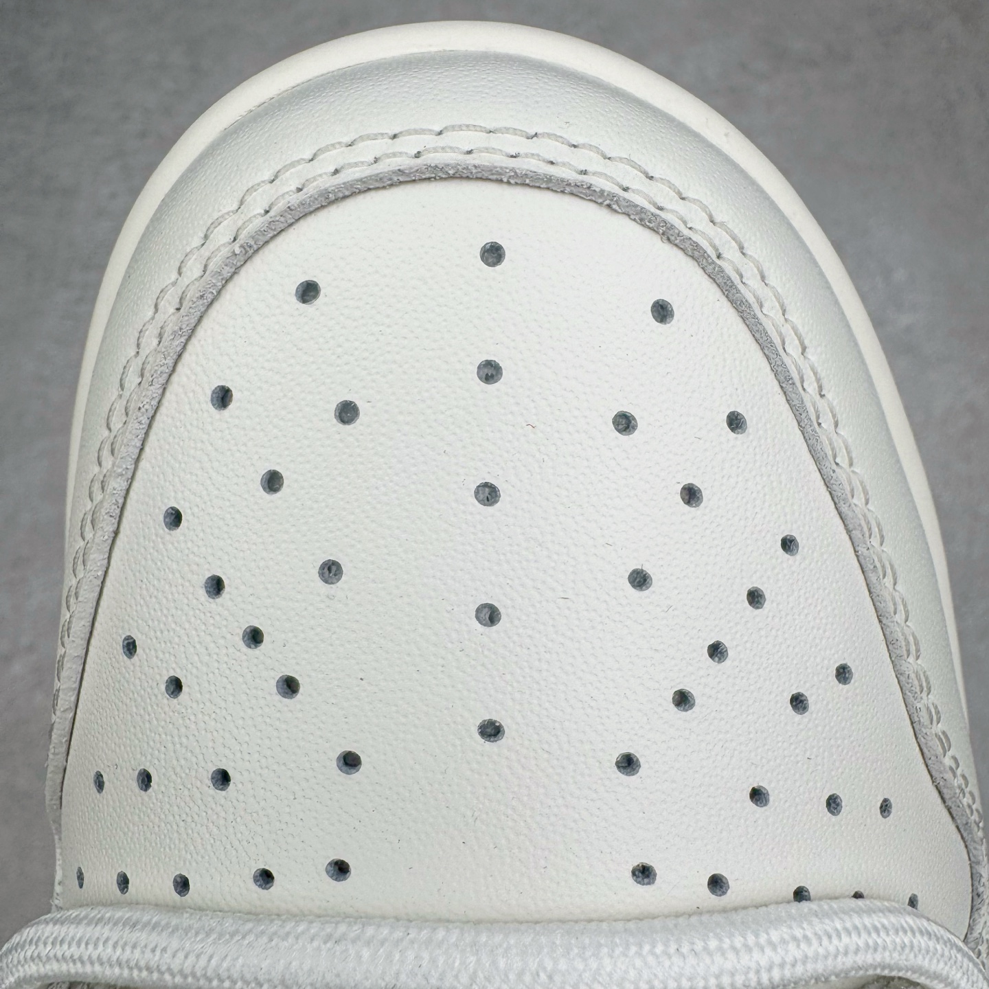 图片[16]-＃YC纯原 NK Dunk Low 微糖奶咖 WG0510-070 此款灵感源自清晨咖啡里那抹温柔的奶沫，经典轮廓以低饱和度温柔调和，不浓不腻，散发着慵懒而高级的惬意感。细节处诉说着匠心精神，在简约中悄然注入舒适呼吸感。无论是松弛日常的通勤漫步，还是轻快活力的街头探索，它总能温柔包裹你的每一步，将那份治愈的低糖暖意，系于足尖。定制系列天花板 无原鞋不开发 全系列得物原鞋一比一校对开发 配色持续更新中 终端对接 优势输出 全套原厂楦头原纸板数据档案倾力打造 原汁原味莞产 极致还原 圈内最强针车工艺 高端零售指定版 广东原厂配套原盒原标 鞋盒分三个尺码段 原厂冲刀 超高清洁度 全鞋零毛边皮料切割 采用原厂百宏鞋带以及原厂百宏织唛舌标 内标可供原厂几率过验 进口原装条纹中底布 四线拉帮白色点胶 原厂拉帮手法遵循公司 原厂电绣 极致还原 尺码：36 36.5 37.5 38 38.5 39 40 40.5 41 42 42.5 43 44 44.5 45 46-选品中心