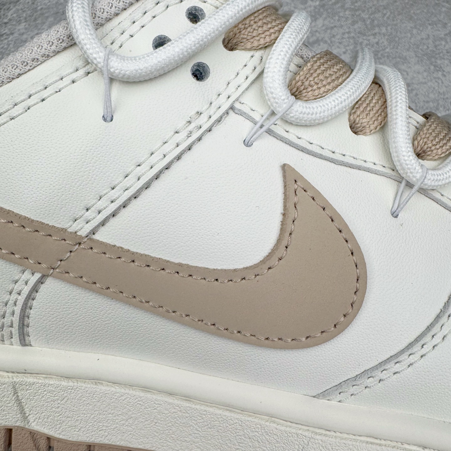 图片[13]-＃YC纯原 NK Dunk Low 微糖奶咖 WG0510-070 此款灵感源自清晨咖啡里那抹温柔的奶沫，经典轮廓以低饱和度温柔调和，不浓不腻，散发着慵懒而高级的惬意感。细节处诉说着匠心精神，在简约中悄然注入舒适呼吸感。无论是松弛日常的通勤漫步，还是轻快活力的街头探索，它总能温柔包裹你的每一步，将那份治愈的低糖暖意，系于足尖。定制系列天花板 无原鞋不开发 全系列得物原鞋一比一校对开发 配色持续更新中 终端对接 优势输出 全套原厂楦头原纸板数据档案倾力打造 原汁原味莞产 极致还原 圈内最强针车工艺 高端零售指定版 广东原厂配套原盒原标 鞋盒分三个尺码段 原厂冲刀 超高清洁度 全鞋零毛边皮料切割 采用原厂百宏鞋带以及原厂百宏织唛舌标 内标可供原厂几率过验 进口原装条纹中底布 四线拉帮白色点胶 原厂拉帮手法遵循公司 原厂电绣 极致还原 尺码：36 36.5 37.5 38 38.5 39 40 40.5 41 42 42.5 43 44 44.5 45 46-选品中心