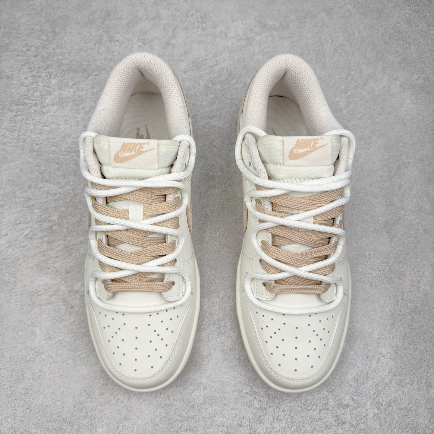 图片[2]-＃YC纯原 NK Dunk Low 微糖奶咖 WG0510-070 此款灵感源自清晨咖啡里那抹温柔的奶沫，经典轮廓以低饱和度温柔调和，不浓不腻，散发着慵懒而高级的惬意感。细节处诉说着匠心精神，在简约中悄然注入舒适呼吸感。无论是松弛日常的通勤漫步，还是轻快活力的街头探索，它总能温柔包裹你的每一步，将那份治愈的低糖暖意，系于足尖。定制系列天花板 无原鞋不开发 全系列得物原鞋一比一校对开发 配色持续更新中 终端对接 优势输出 全套原厂楦头原纸板数据档案倾力打造 原汁原味莞产 极致还原 圈内最强针车工艺 高端零售指定版 广东原厂配套原盒原标 鞋盒分三个尺码段 原厂冲刀 超高清洁度 全鞋零毛边皮料切割 采用原厂百宏鞋带以及原厂百宏织唛舌标 内标可供原厂几率过验 进口原装条纹中底布 四线拉帮白色点胶 原厂拉帮手法遵循公司 原厂电绣 极致还原 尺码：36 36.5 37.5 38 38.5 39 40 40.5 41 42 42.5 43 44 44.5 45 46-选品中心